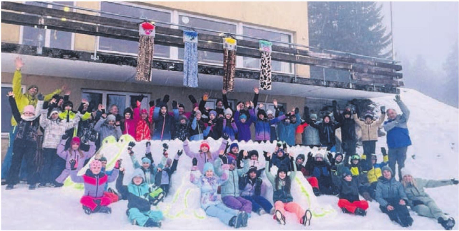 Schneespass mit Krokodil: Die Primarschülerinnen und -schüler aus Oberlunkhofen und Islisberg im Skilager. Bild: zg: - Das Bild wird blockiert. – Möglicherweise durch einen aktiven Adblocker.