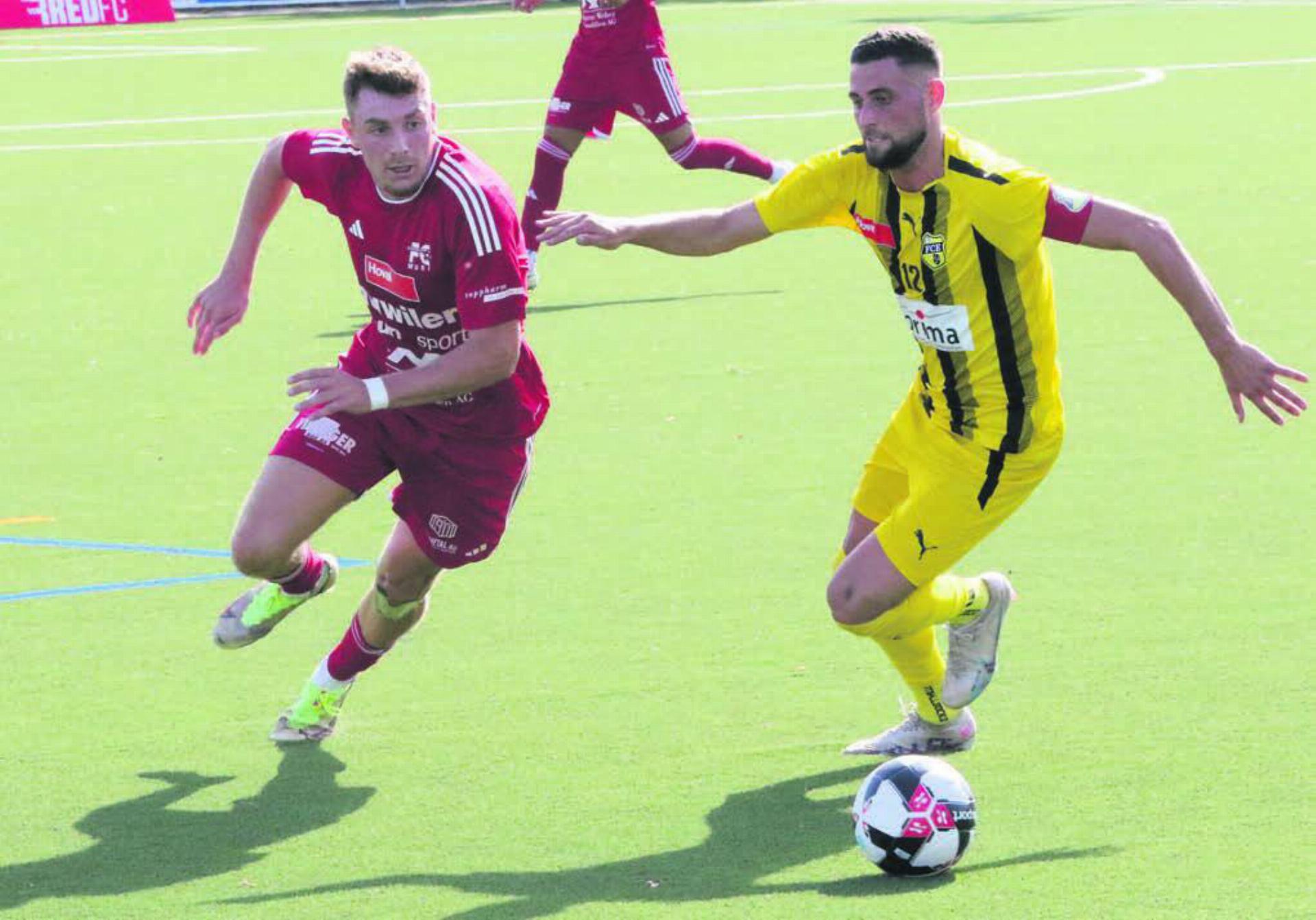 Jennys Hügi (links) gegen Emmenbrücke-Captain Stefano Geri. Übermorgen Sonntag trifft der Aussenverteidiger mit dem FC Muri wieder auf ein Team in gelb-schwarzen Trikots. Auf seinen Ex-Club Bassecourt. Bild: Archiv/jl