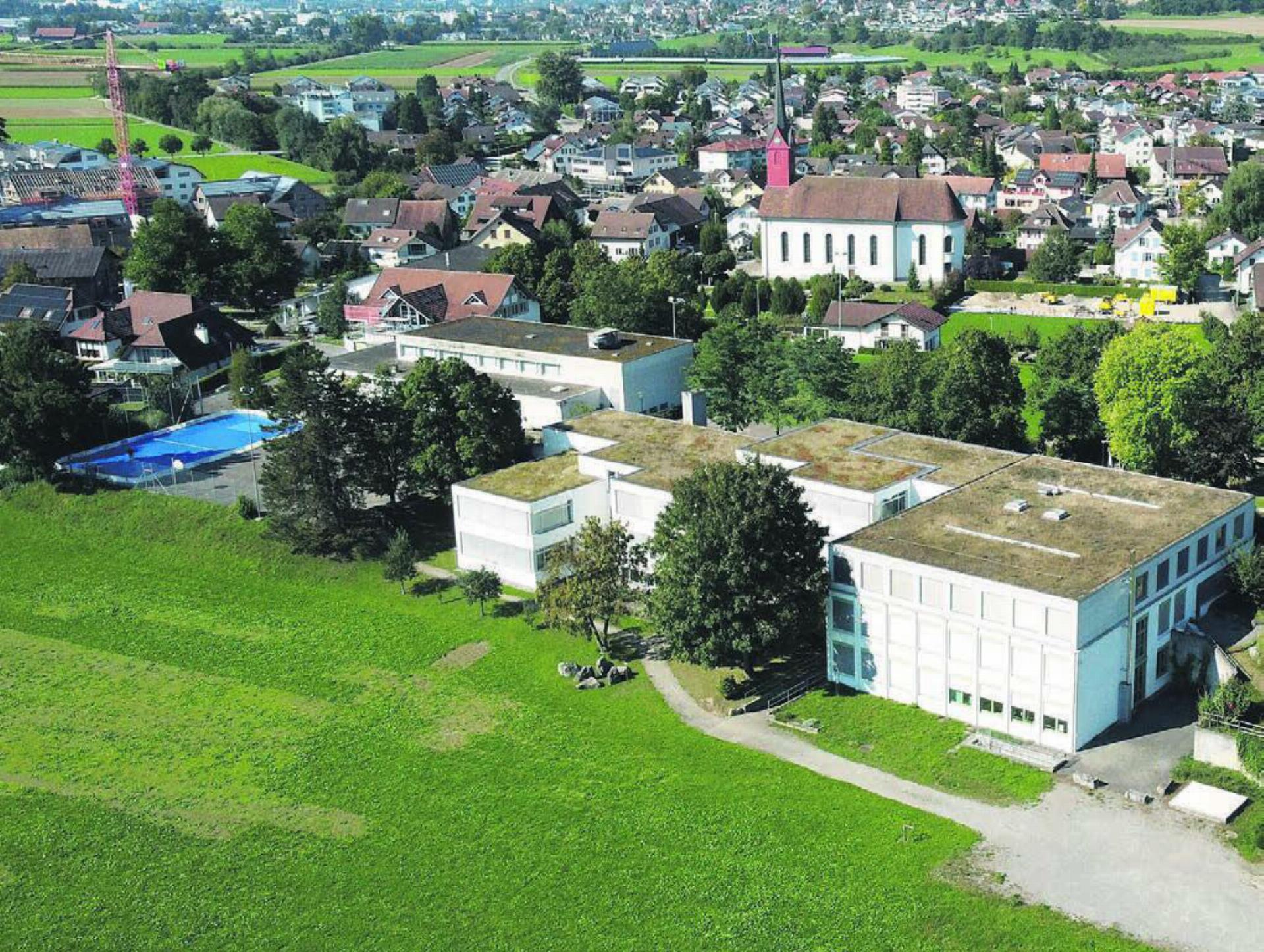 Die Region Bannegg. Anschliessend an das blaue Unihockeyfeld soll eine neue Doppelturnhalle gebaut werden. Bild: zg
