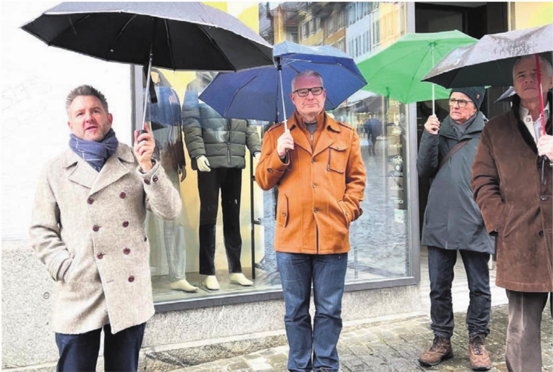 Dr. Jonas Kallenbach (links) von der kantonalen Denkmalpflege führt die Gästeschar anlässlich der Einweihung der neuen Beschilderung durch die Altstadt. Das Regenwetter hält nicht vom spannenden Stadtrundgang ab. - Das Bild wird blockiert. – Möglicherweise durch einen aktiven Adblocker.