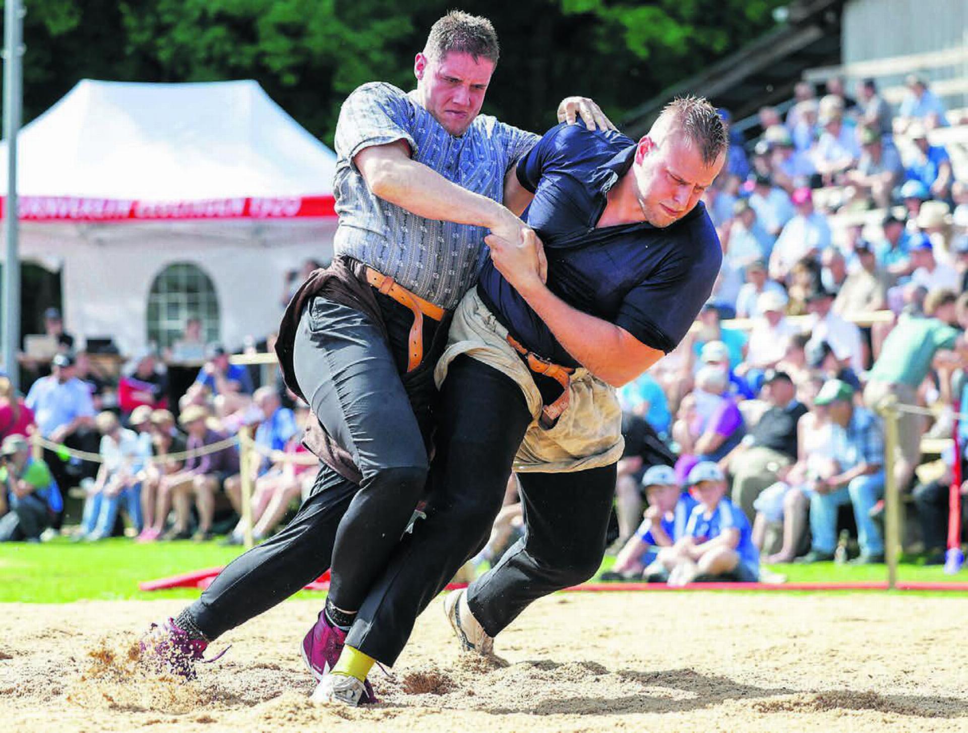 Jonas Wüthrich (links) im Duell mit dem Eidgenossen Adrian Odermatt am Basellandschaftlichen. 
Bild: Freshfocus