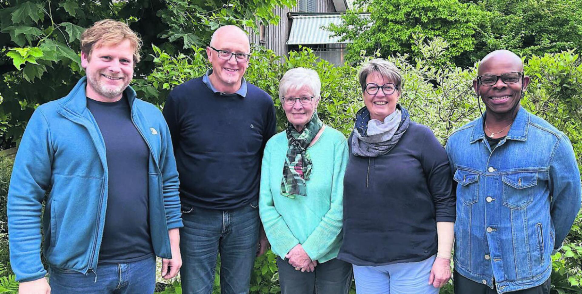 Sie bilden zusammen den ersten Vorstand des neuen Bremgarter Vereins «Reusstal-Zentrum Akanu Nigeria»: Dominik Lang, Andreas Kempter (Präsident), Lisbet Lang, Clivia Kempter und Pater Uche Iheke (von links). Bild: zg