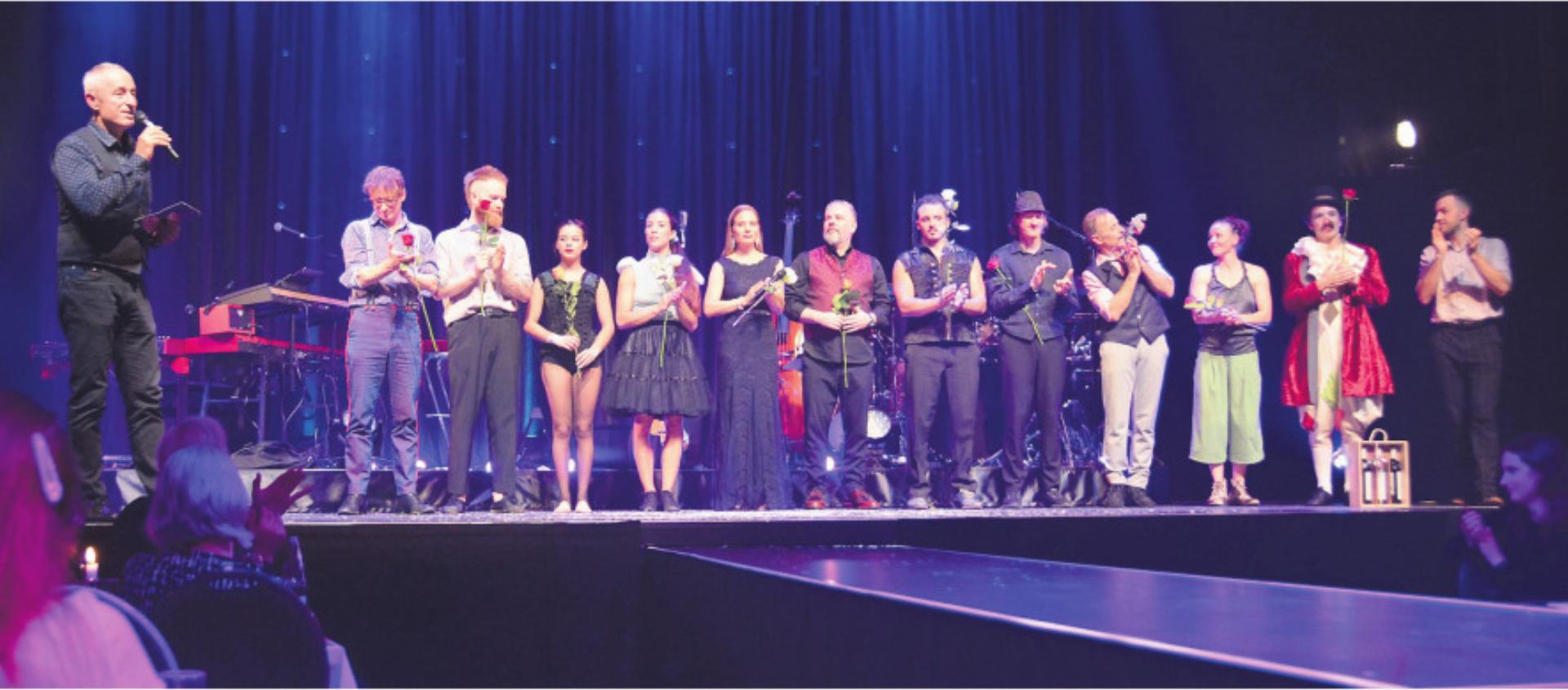 Lang anhaltender Applaus: Direktor Johannes Muntwyler bedankt sich beim diesjährigen Ensemble sowie bei den Musikern und der Sängerin. Bild: chh - Das Bild wird blockiert. – Möglicherweise durch einen aktiven Adblocker.