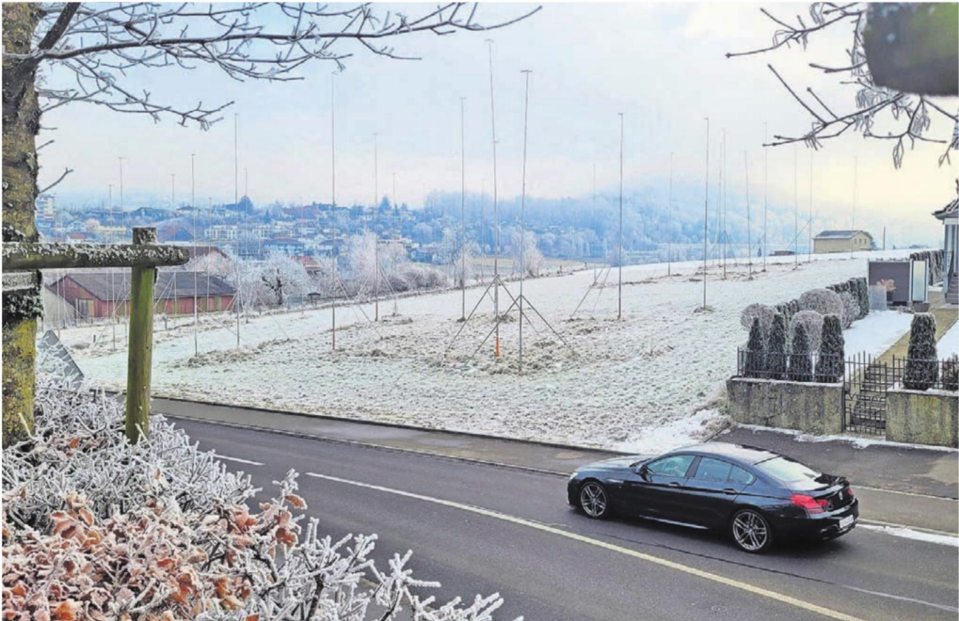 Die Wiese an der Bahnhofstrasse bleibt vorerst unbebaut: So, wie das Projekt ausgesteckt ist, kann es nicht umgesetzt werden. Dies hat das Verwaltungsgericht entschieden. Bild: Chregi Hansen - Das Bild wird blockiert. – Möglicherweise durch einen aktiven Adblocker.