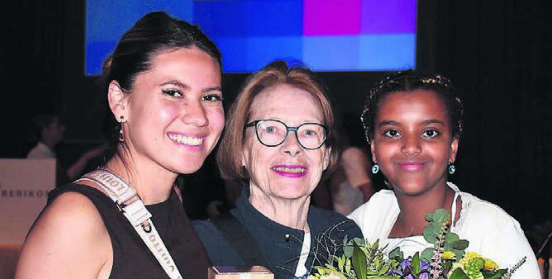 Die neue Ehrenbürgerin Susanne Plüss mit ihren Enkelinnen Cheryl (links) und Beletu. Bild: eob