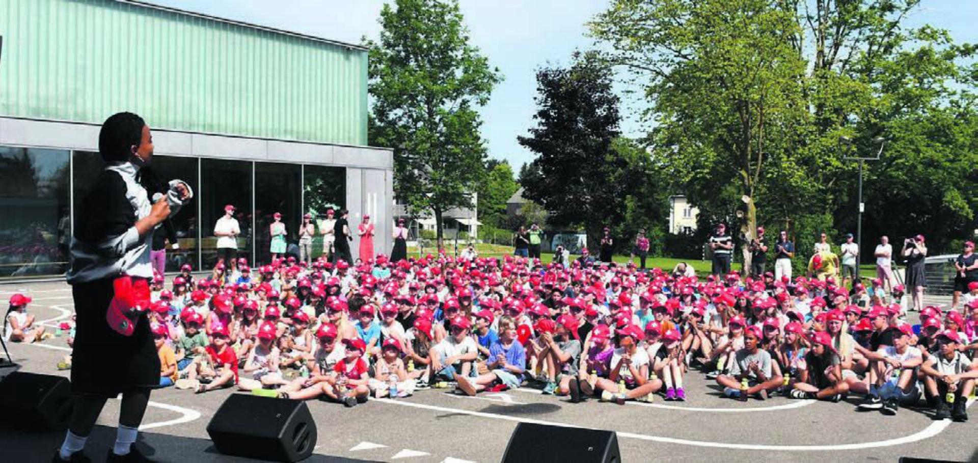 Die aufstrebende Sängerin Soukey begeisterte die Murianer Kinder mit ihren Liedern. Beim Mitsingen gaben diese dann volles Engagement. Bilder: Verena Anna Wigger