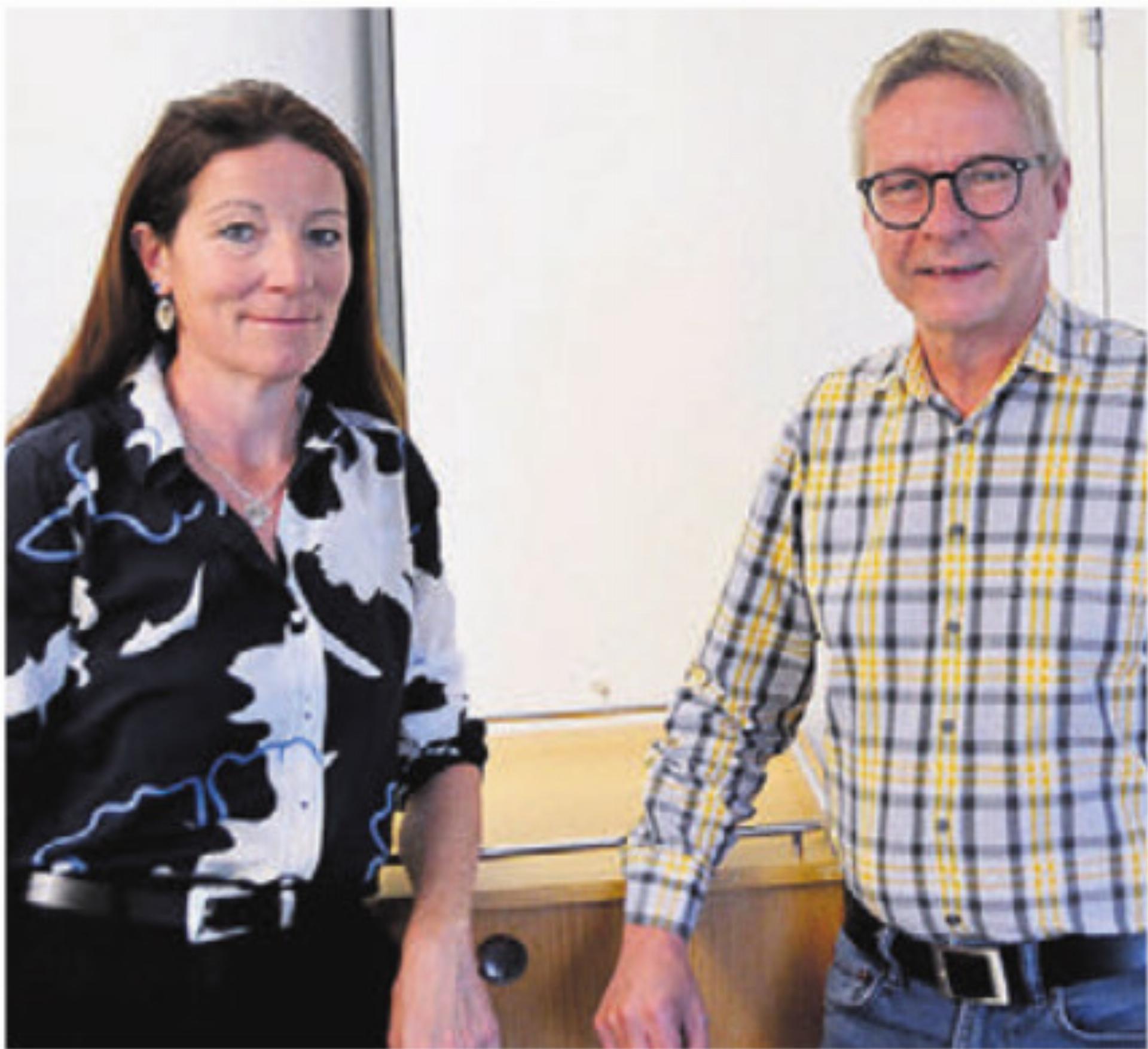 Gemeinderätin Natascha Brunold und Gemeindeschreiber Uwe Krzesinski. Bild: rwi - Das Bild wird blockiert. – Möglicherweise durch einen aktiven Adblocker.