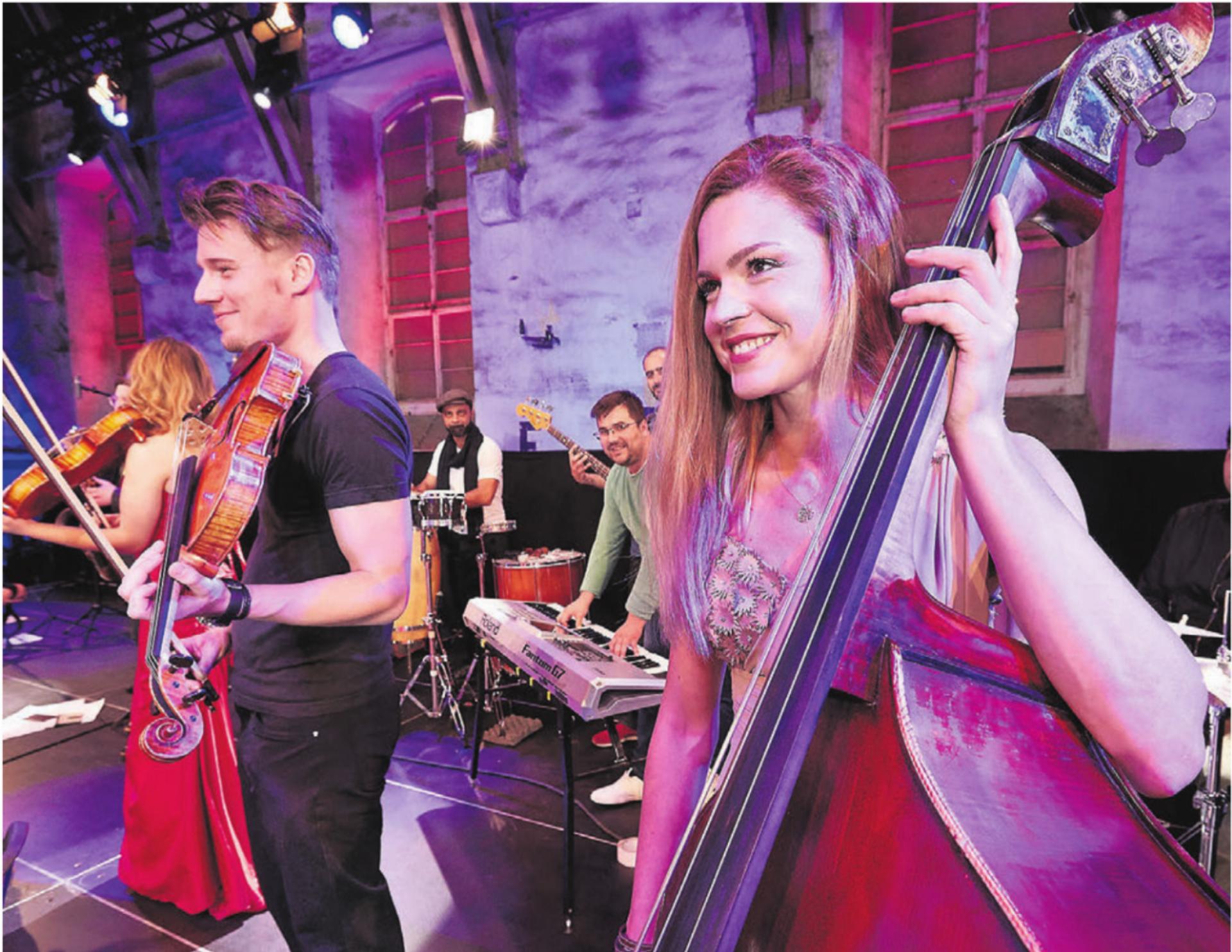 Das Ensemble Klassik Nuevo besticht durch seine Vielfalt: Am Sonntag in der reformierten Kirche zu bestaunen samt der Wohler Sängerin Julia Frischknecht. Bild: pd - Das Bild wird blockiert. – Möglicherweise durch einen aktiven Adblocker.