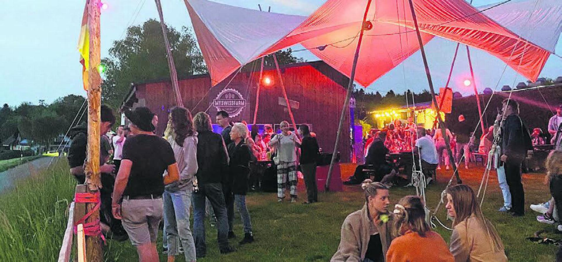 Der Verein RK-Kult konnte auch in diesem Jahr mit einer tollen Stimmung auftrumpfen. Die kreative Dekoration ist Teil des Konzepts. Fast 400 Leute genossen diese zum Rock ’n’ Farm am Freitagabend. Bilder: ssr
