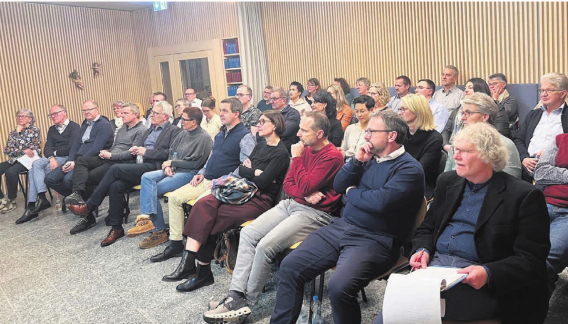 Interessiert lauschten die Teilnehmenden den Ausführungen der Experten. Bild: zg - Das Bild wird blockiert. – Möglicherweise durch einen aktiven Adblocker.