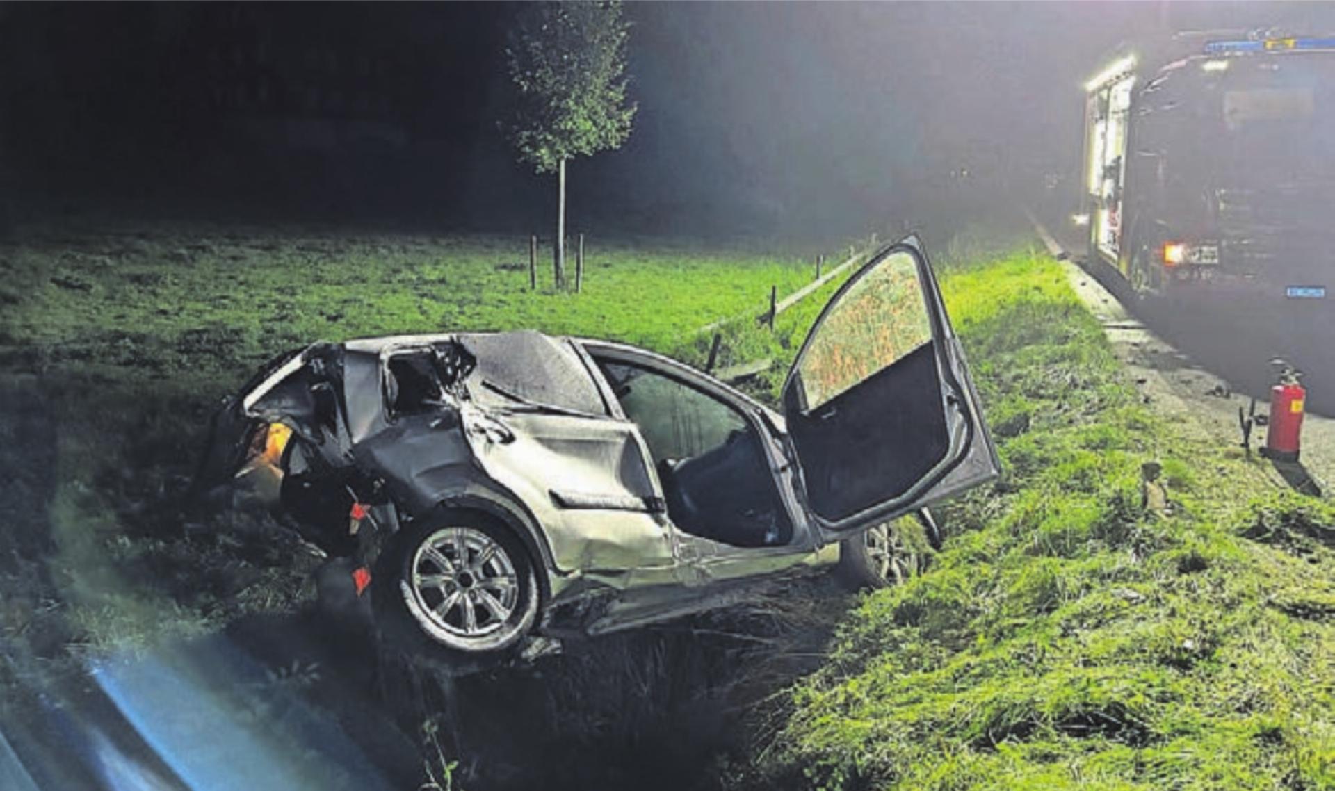 Der 20-jährige Fahrer dieses Ford Fiesta überlebte die Kollision nicht. Bild: pz