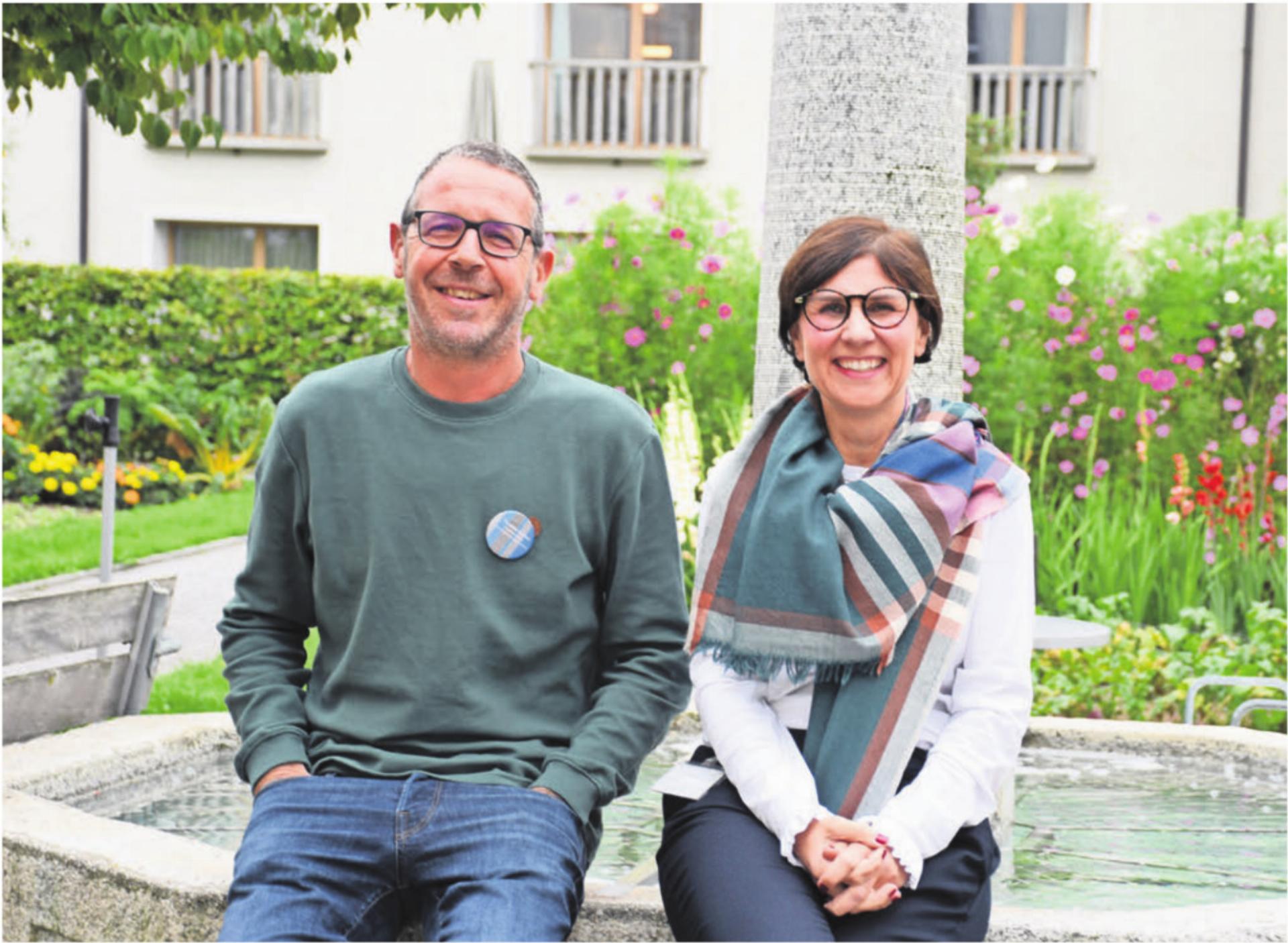 Ein kurzes Sich-Hinsetzen. Thomas Weber, Kommunikation, und Margit Schneider, Direktion, wollen zusammen mit dem Leitungsteam bis Jahresende eine Strategie für eine nachhaltige Unternehmensführung definieren. Bild: Verena Anna Wigger - Das Bild wird blockiert. – Möglicherweise durch einen aktiven Adblocker.