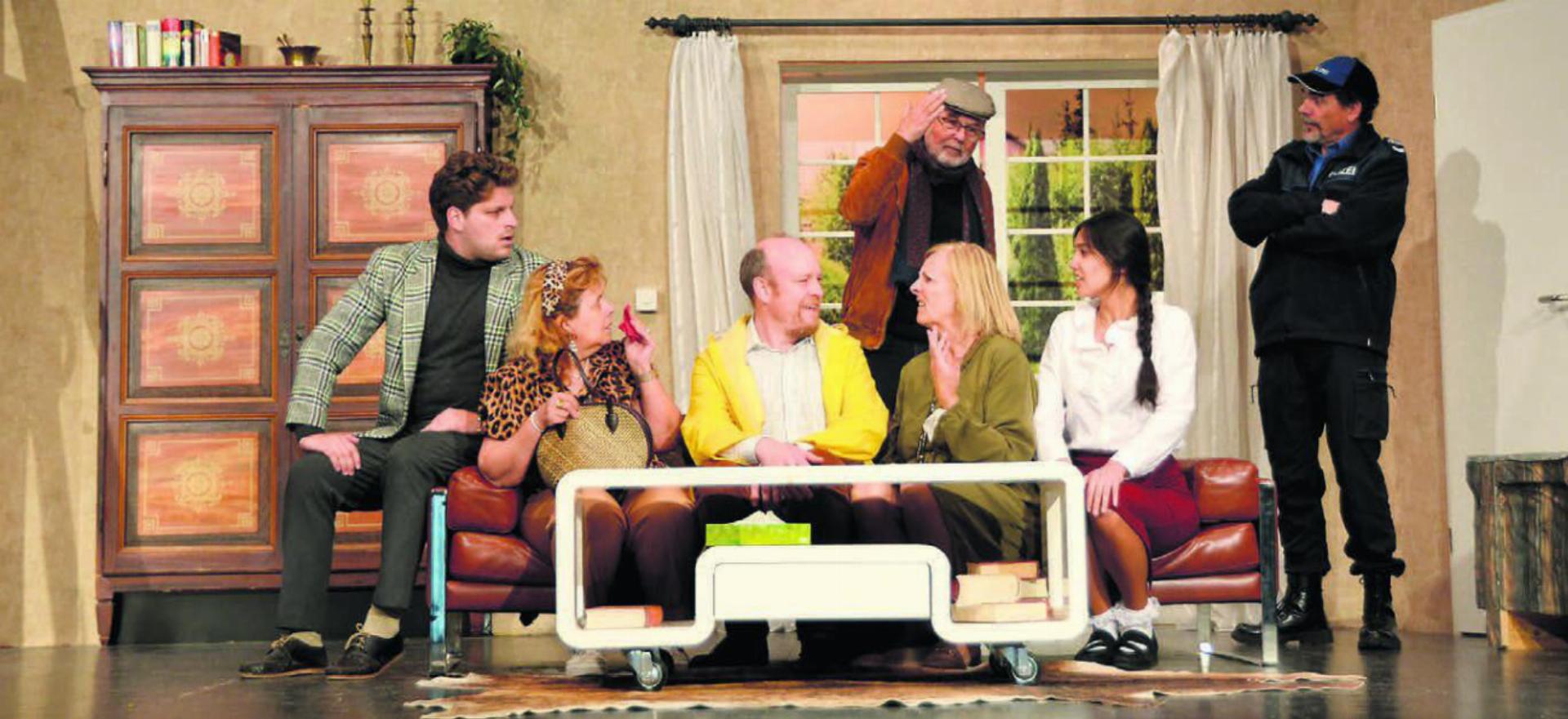 In der Villa Bock gehts drunter und drüber. Dafür sorgen die Darstellerinnen und Darsteller in ihren Rollen, v. l. Renato Cei als Karl Häberli, Manuela Meli als Jacqueline Habatür, Urs Groth als Hugo Bock, Markus Theiler als Marcel Fass, Priska Müller als Jeanette Bock, Sharon Fischer als das Dienstmädchen Maria und Christian Stebler als Frank Schnapp. Bild: Sabrina Salm
