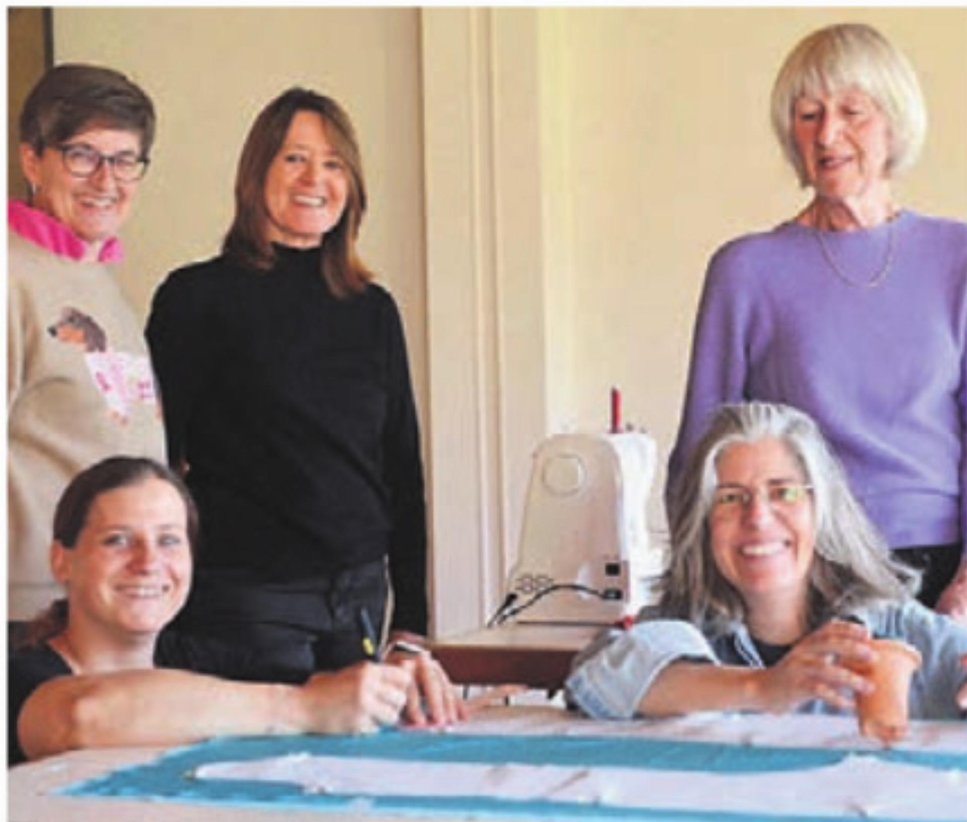 Nadine Buri (rechts vorne) mit Helferinnen aus dem Kostümteam. Bild: tst - Das Bild wird blockiert. – Möglicherweise durch einen aktiven Adblocker.