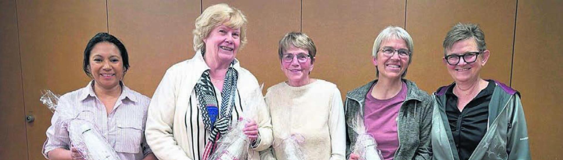 Die anwesenden Jubilarinnen von links: Angelica Erni 10 Jahre, Regina Frey 50 Jahre, Rita Frey 40 Jahre, Daniela Zimmermann 10 Jahre und Beni Bächler vom Vorstand. Bild: zg