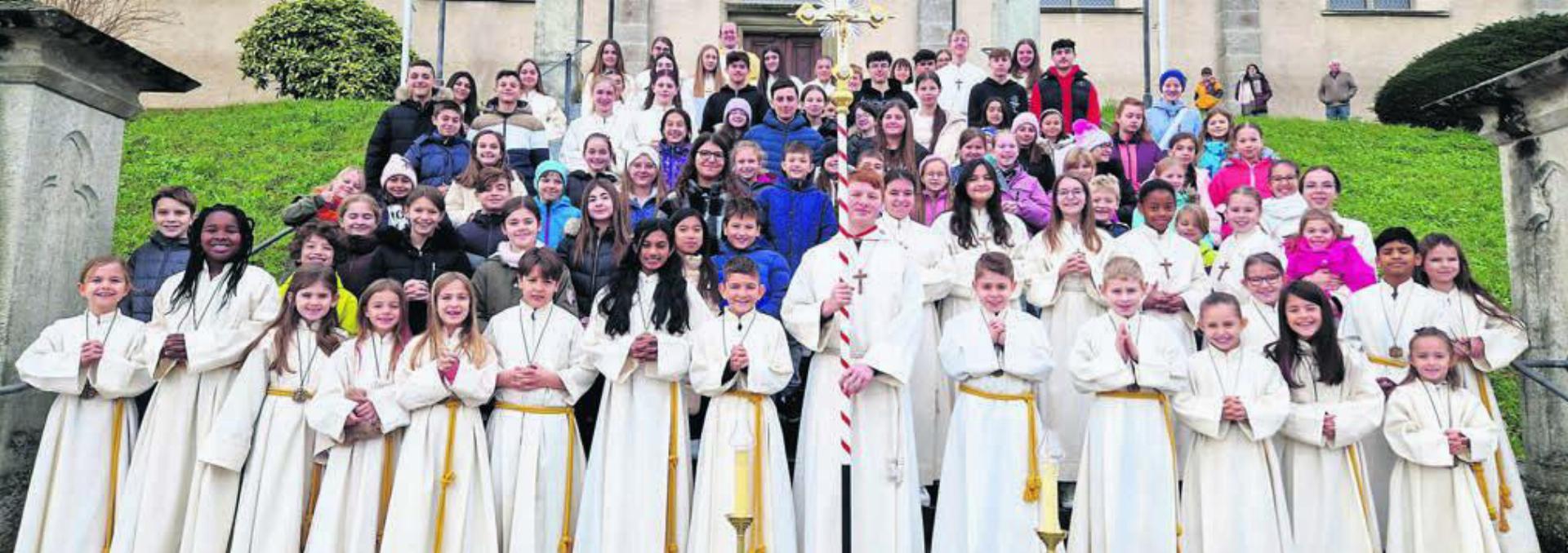 Die gesamte Ministratenschar stellte sich am Schluss der Messe zum Gruppenbild auf. Bild: zg