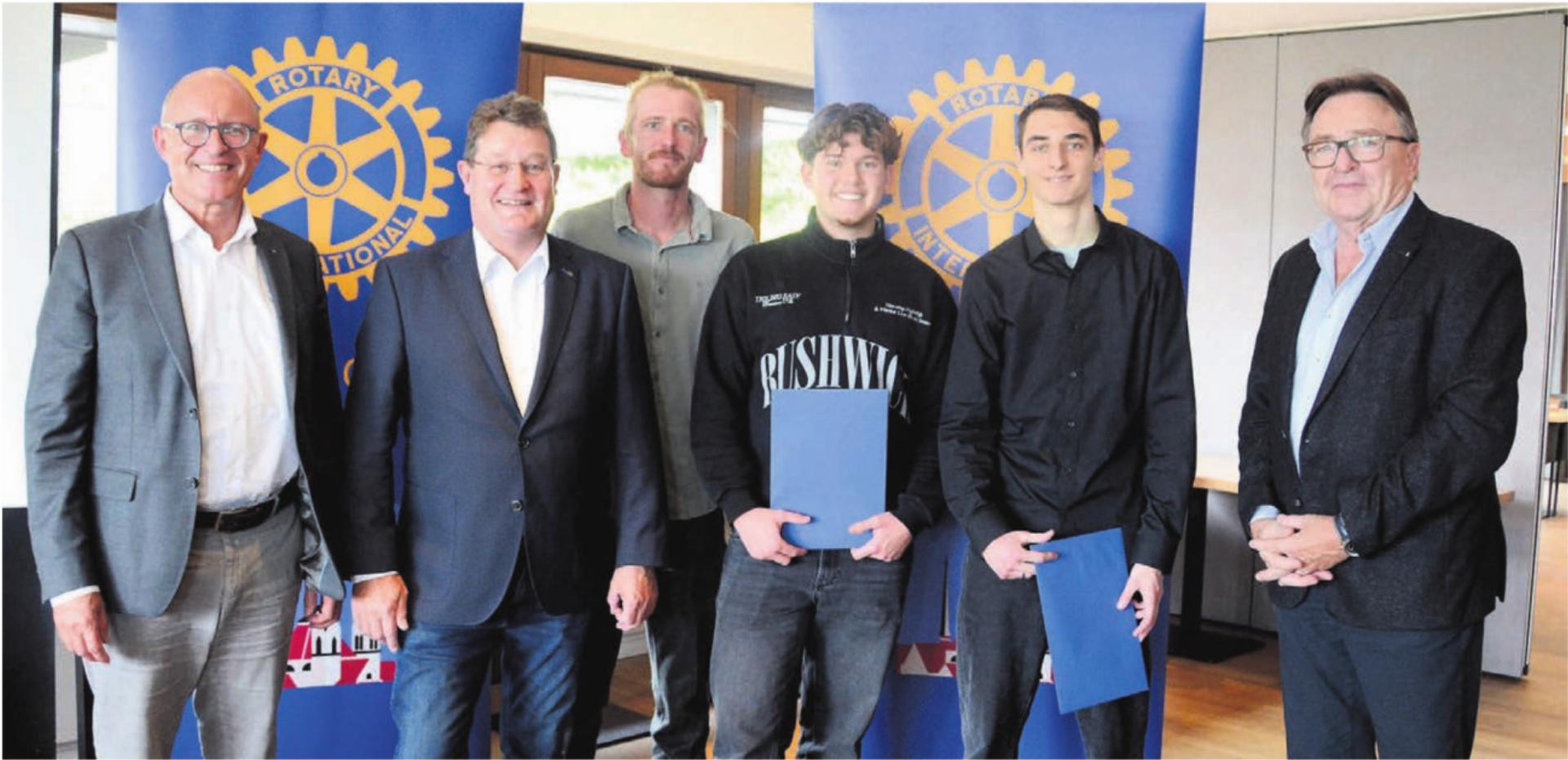 Sie standen an der Feier im Mittelpunkt (von links): Pascal Gregor (Präsident Rotary Stiftung), Max Wyder (Präsident Rotary Club Freiamt), die Preisträger Daniel Bergin, Fabian Sax und Joel Hartmann sowie Toni Notter, der Initiant des Preises. Bilder: Chregi Hansen - Das Bild wird blockiert. – Möglicherweise durch einen aktiven Adblocker.