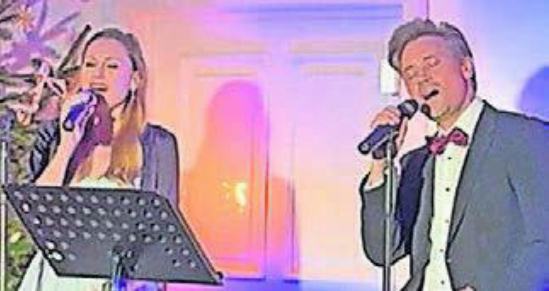 Anja Häseli und Oliver Arno singen in der Kirche. Bild: zg