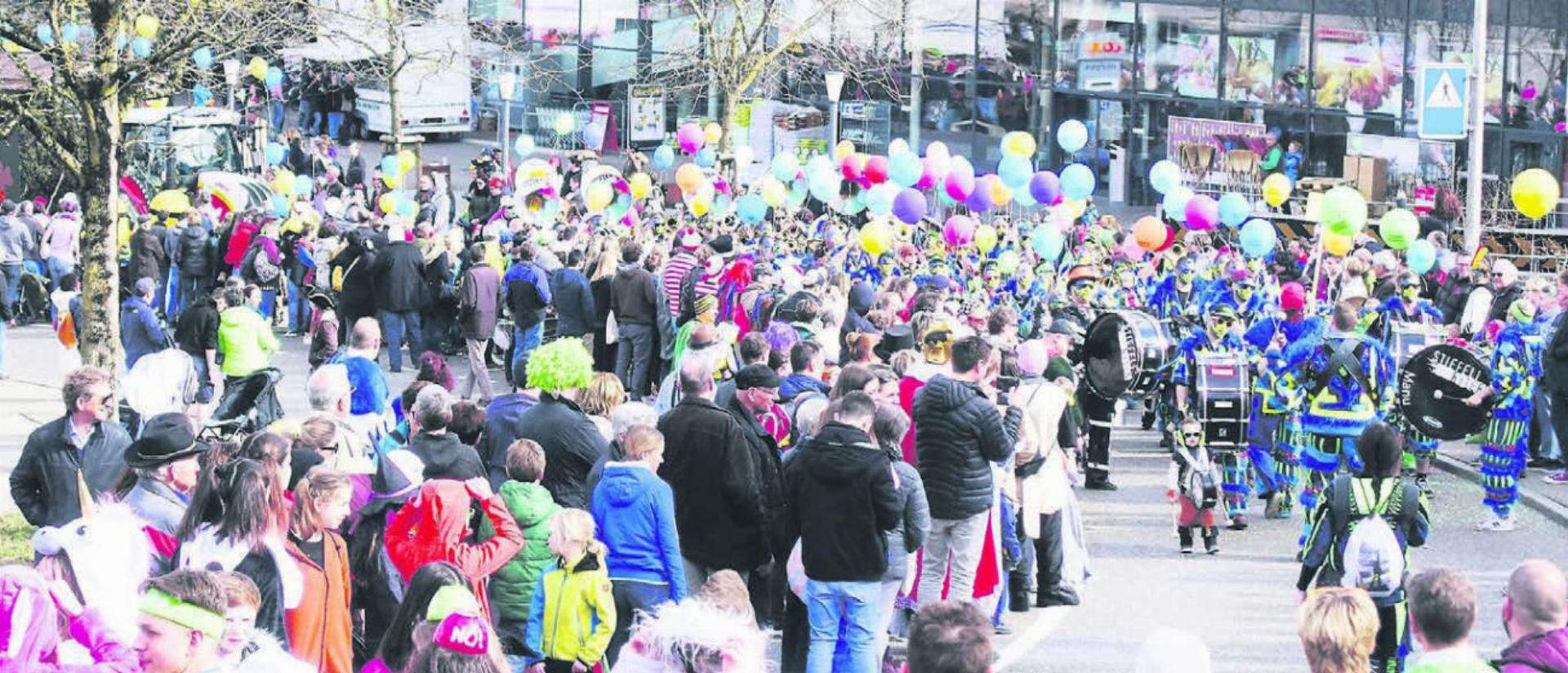 Der letzte Fasnachtsumzug war auch aus Sicht der Organisatoren der beste. Auch die Bilder mit den Scharen an Leuten am Strassenrand beweisen es. Bilder: Archiv / Annemarie Keusch