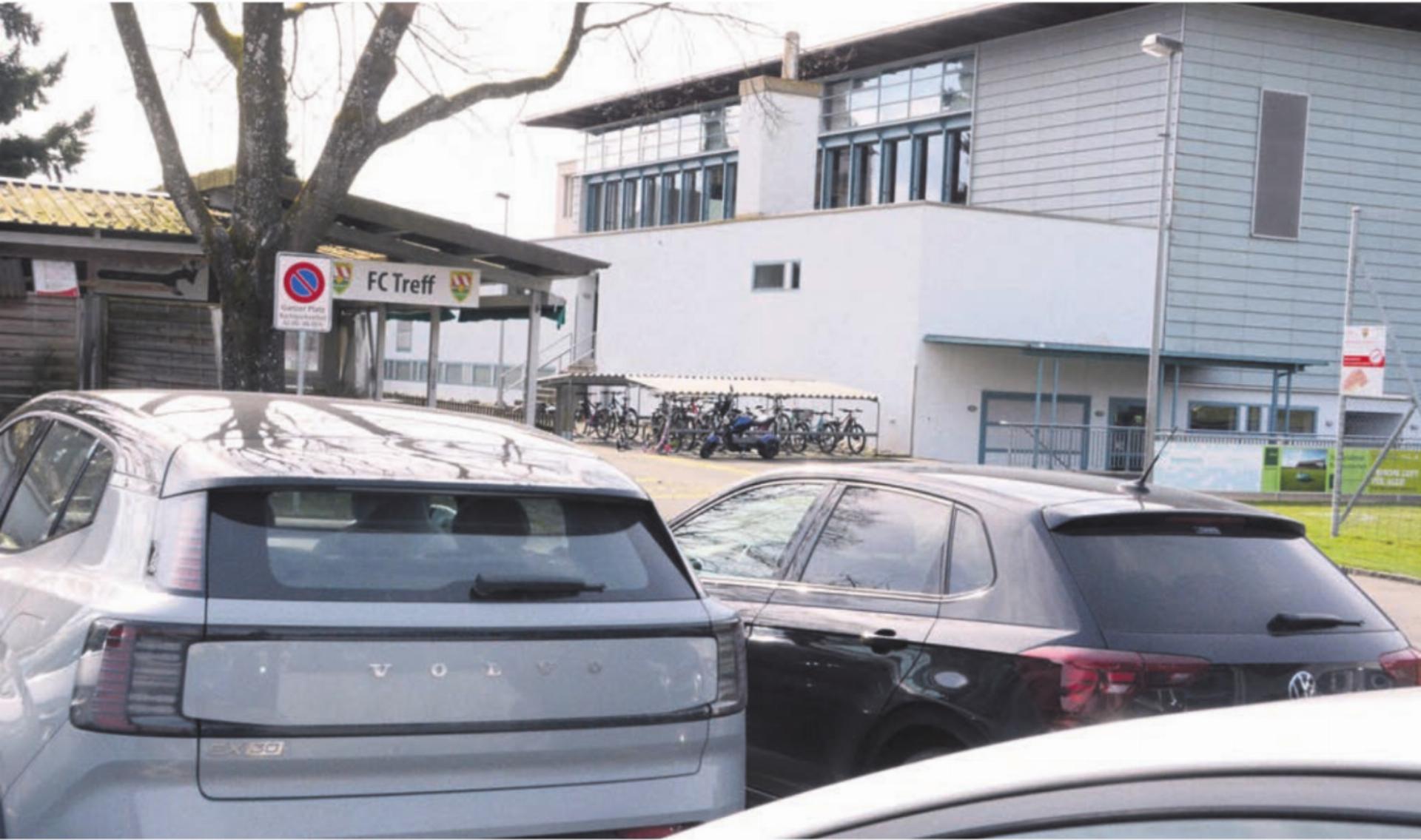 Der grosse Parkplatz beim Feuerwehrlokal soll in Zukunft besser vom Schulweg abgetrennt werden. Hier kommt es regelmässig zu heiklen Situationen. Bilder: Chregi Hansen - Das Bild wird blockiert. – Möglicherweise durch einen aktiven Adblocker.