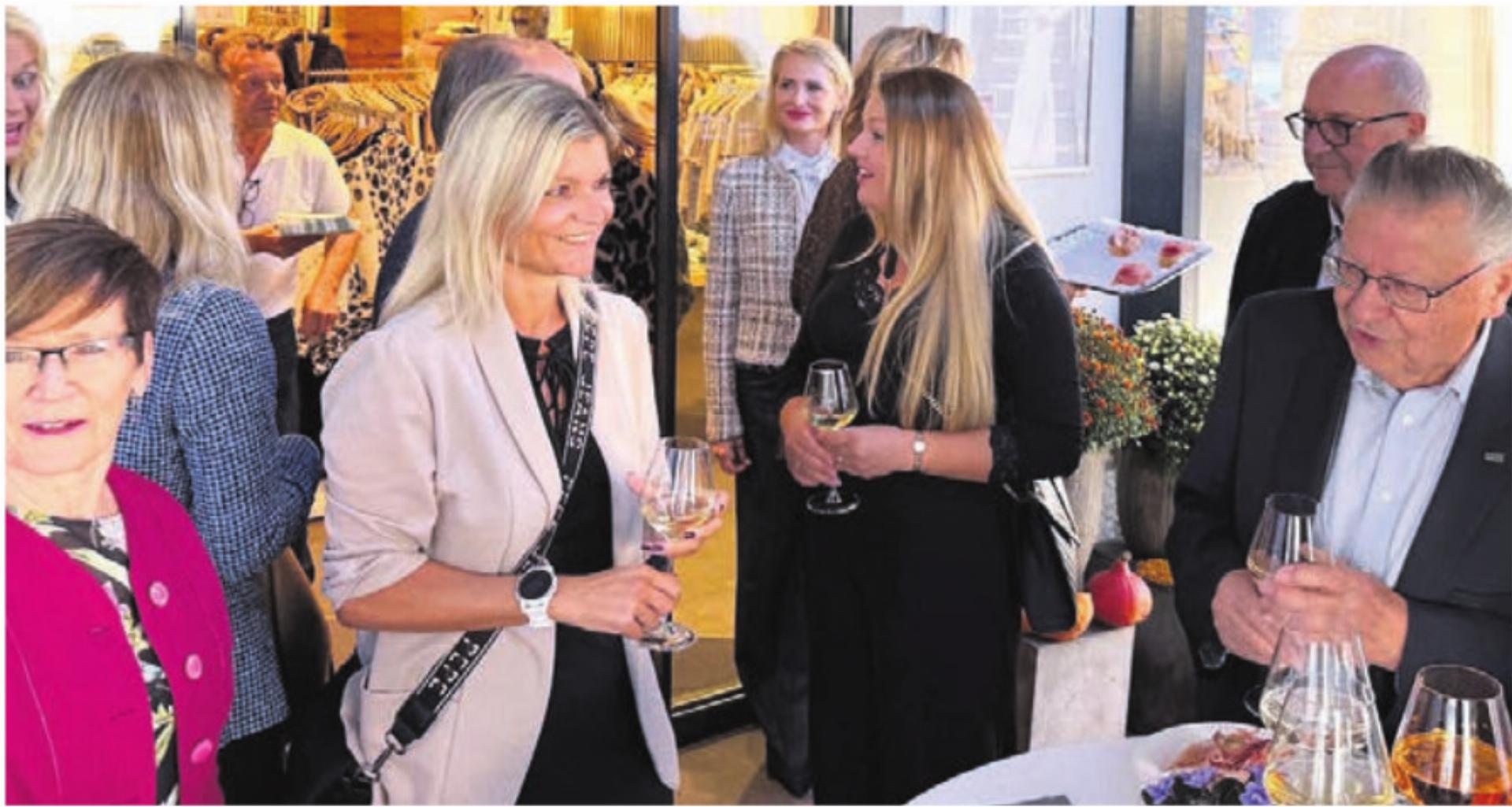 Der Politapéro der FDP fand regen Anklang. Bild: zg - Das Bild wird blockiert. – Möglicherweise durch einen aktiven Adblocker.