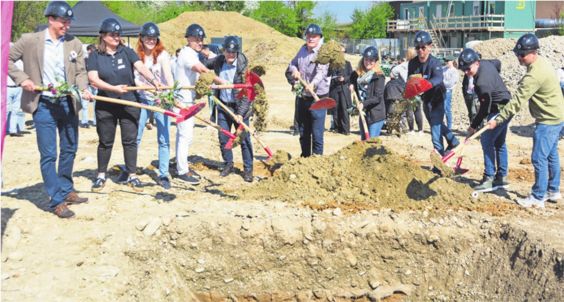 Vertreter der Fortimo AG, der Gemeinde und weitere Beteiligte legten den Grundstein für die zweite Etappe der Widacher-Überbauung. Bild: Roger Wetli - Das Bild wird blockiert. – Möglicherweise durch einen aktiven Adblocker.