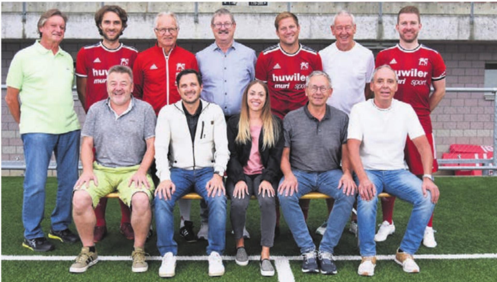 Das OK 75 Jahre FC Muri, hinten von links: Thomas Lüscher, Samuel Schäublin, Hans Hübscher, Christian Zemp, Pascal Brun, Walter Stierli, Michael Stadelmann; vorne von links: Jörg Weiss, Vito Basile, Vanessa Passerini, Josef Etterlin, Geri Steinger. Bild: zg