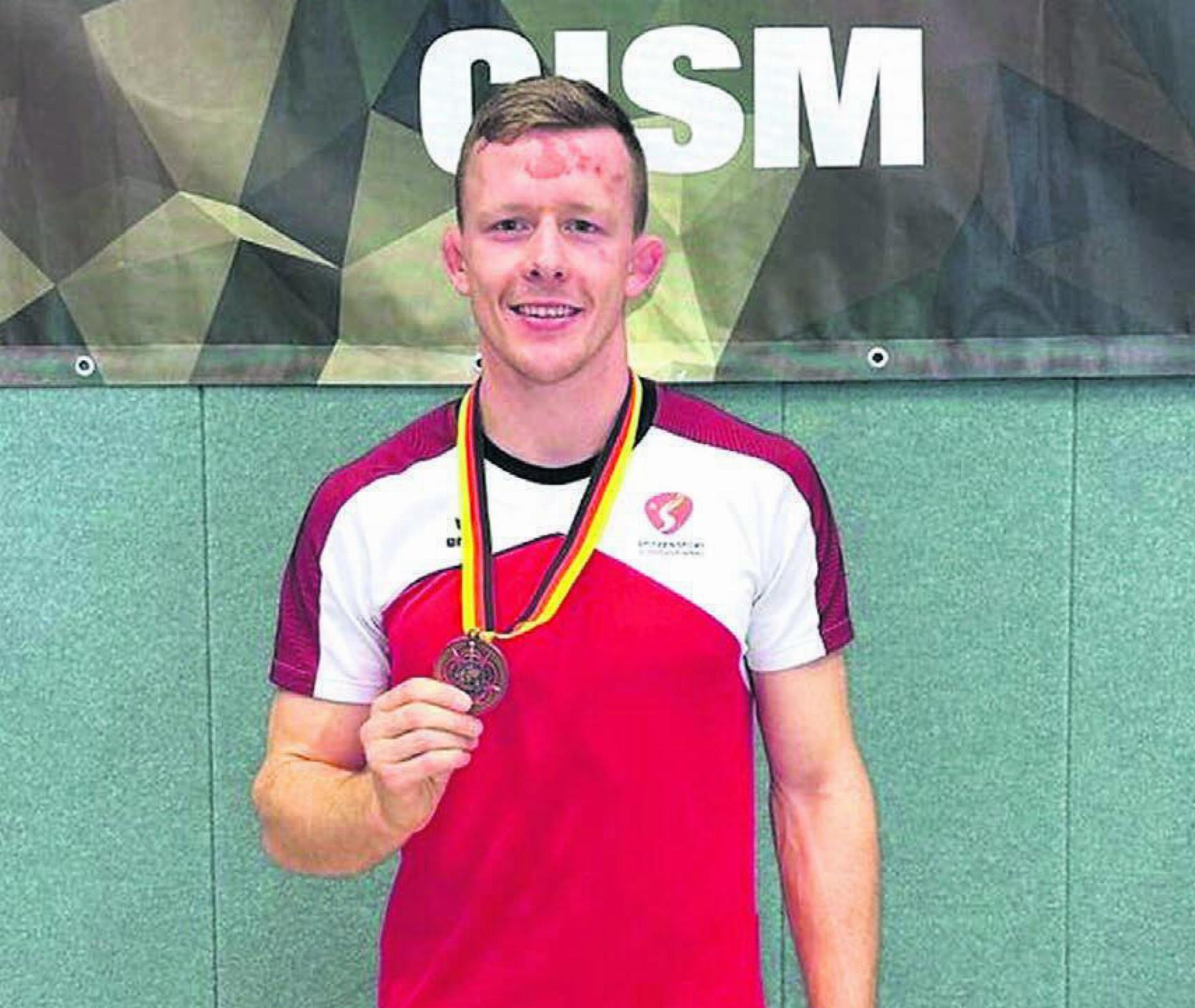 Präsentiert voller Stolz seine erste Medaille, die er auf internationaler Ebene geholt hat: Nino Leutert.
Bild: zg