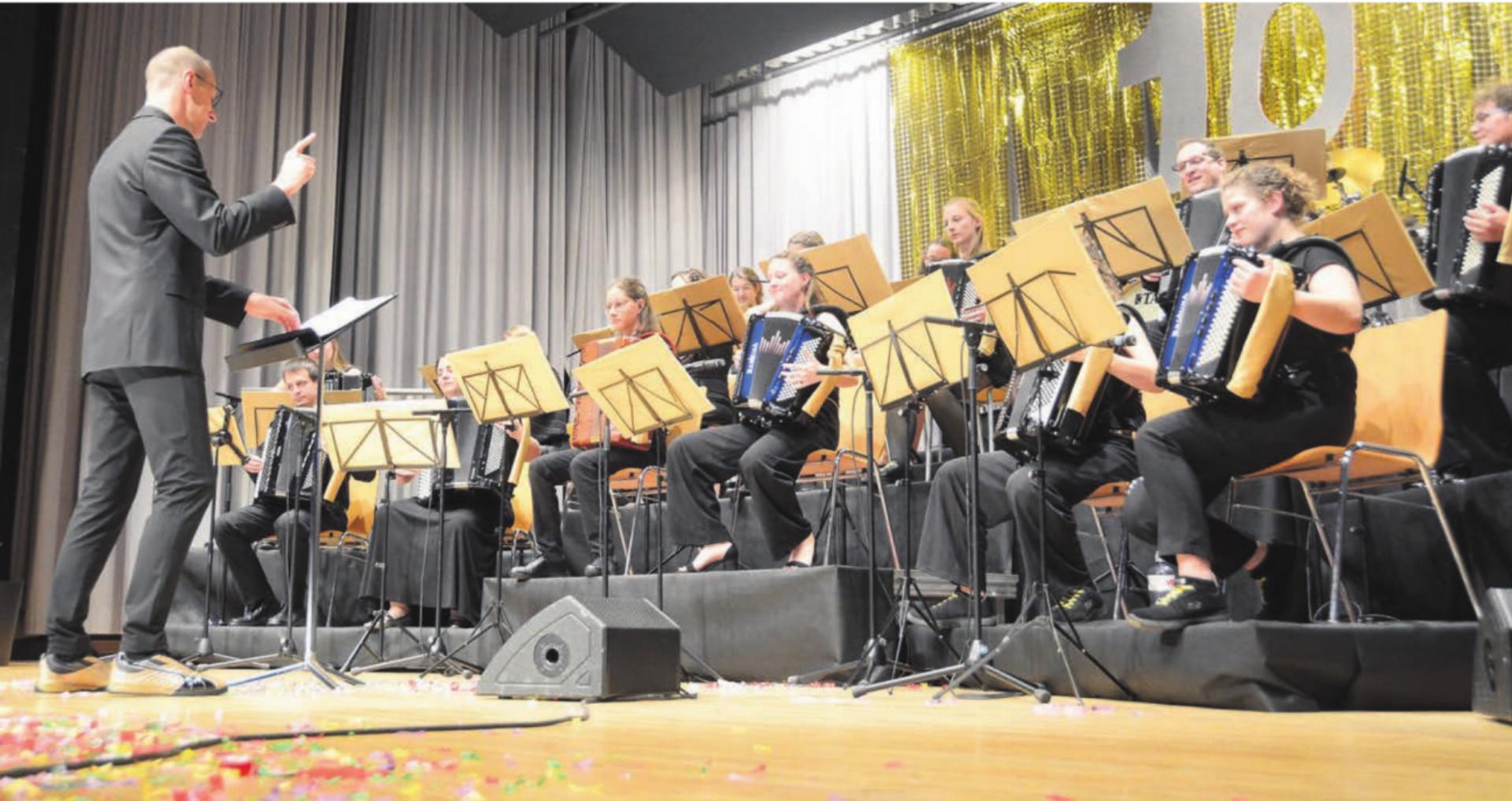 Unter der Leitung des neuen Dirigenten Adrian Heimgartner wusste das Akkordeonorchester das Publikum zu begeistern. Umgekehrt freuten sich die Musiker und Musikerinnen, erstmals vor ausverkauften Rängen spielen zu können. Bild: Chregi Hansen - Das Bild wird blockiert. – Möglicherweise durch einen aktiven Adblocker.