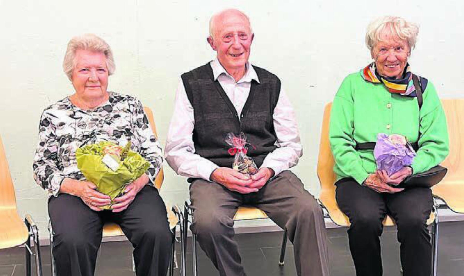 Ganz viel Lebenserfahrung: Die tagesältesten Jubilarinnen Rosmarie Müller (links) und Rosa Fischer, zusammen mit dem 95-jährigen Emil Döbeli.