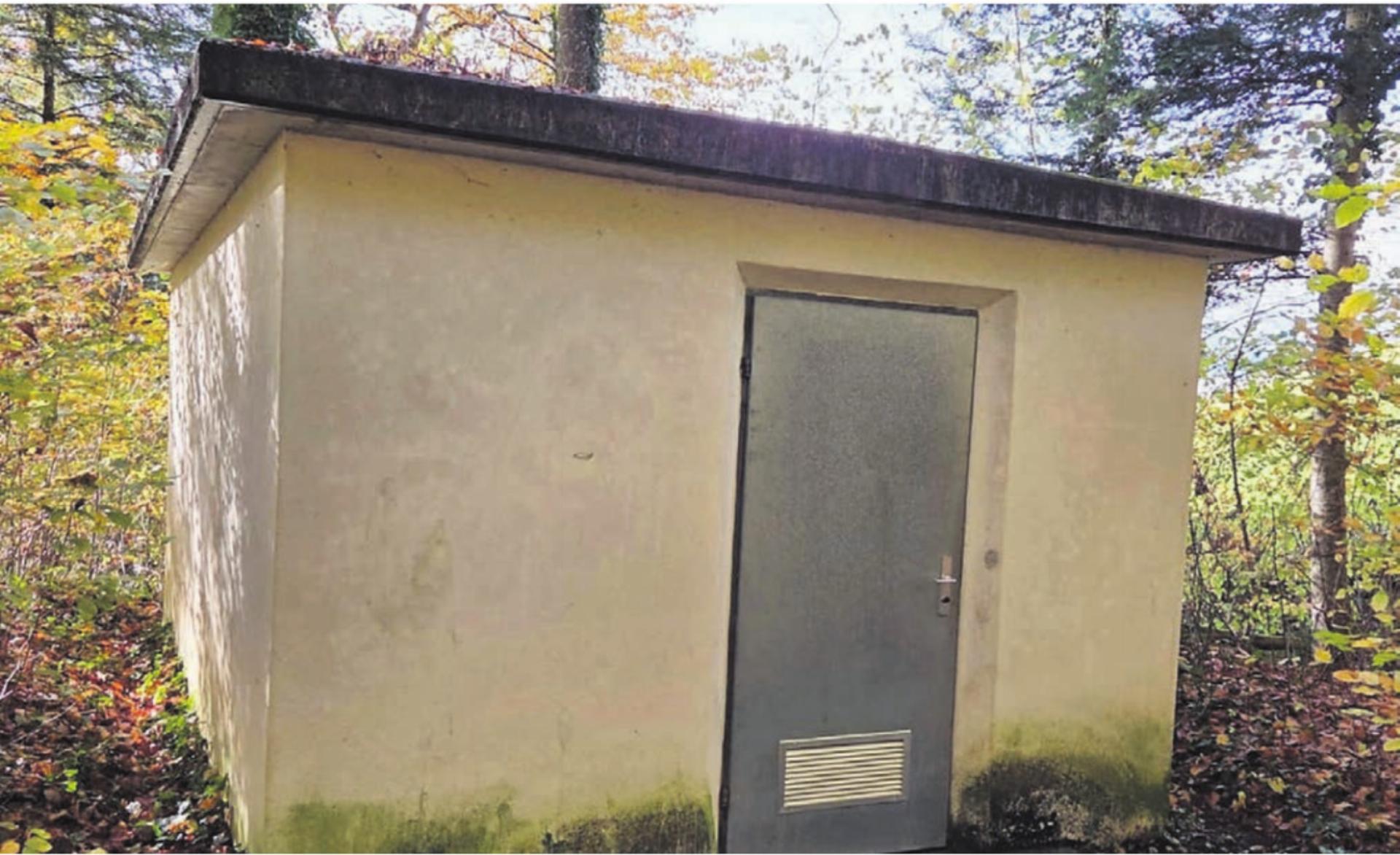 Dieses Häuschen des Quellwasserpumpwerks soll im Zuge der Sanierung abgerissen werden. Bild: zg - Das Bild wird blockiert. – Möglicherweise durch einen aktiven Adblocker.