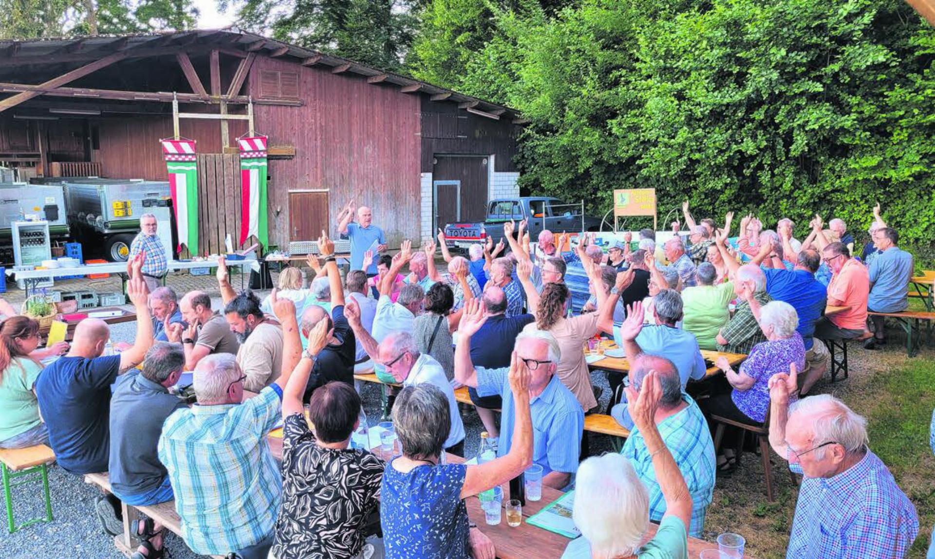 Eindeutiges Votum: Die Ortsbürger sind gegen den Abriss der Waldhütte in Nesselnbach und gegen einen Neubau der Waldhütte in Niederwil. Die jetzige Hütte (im Hintergrund) soll mit möglichst wenig Mitteln saniert werden. 
Bild: Chregi Hansen