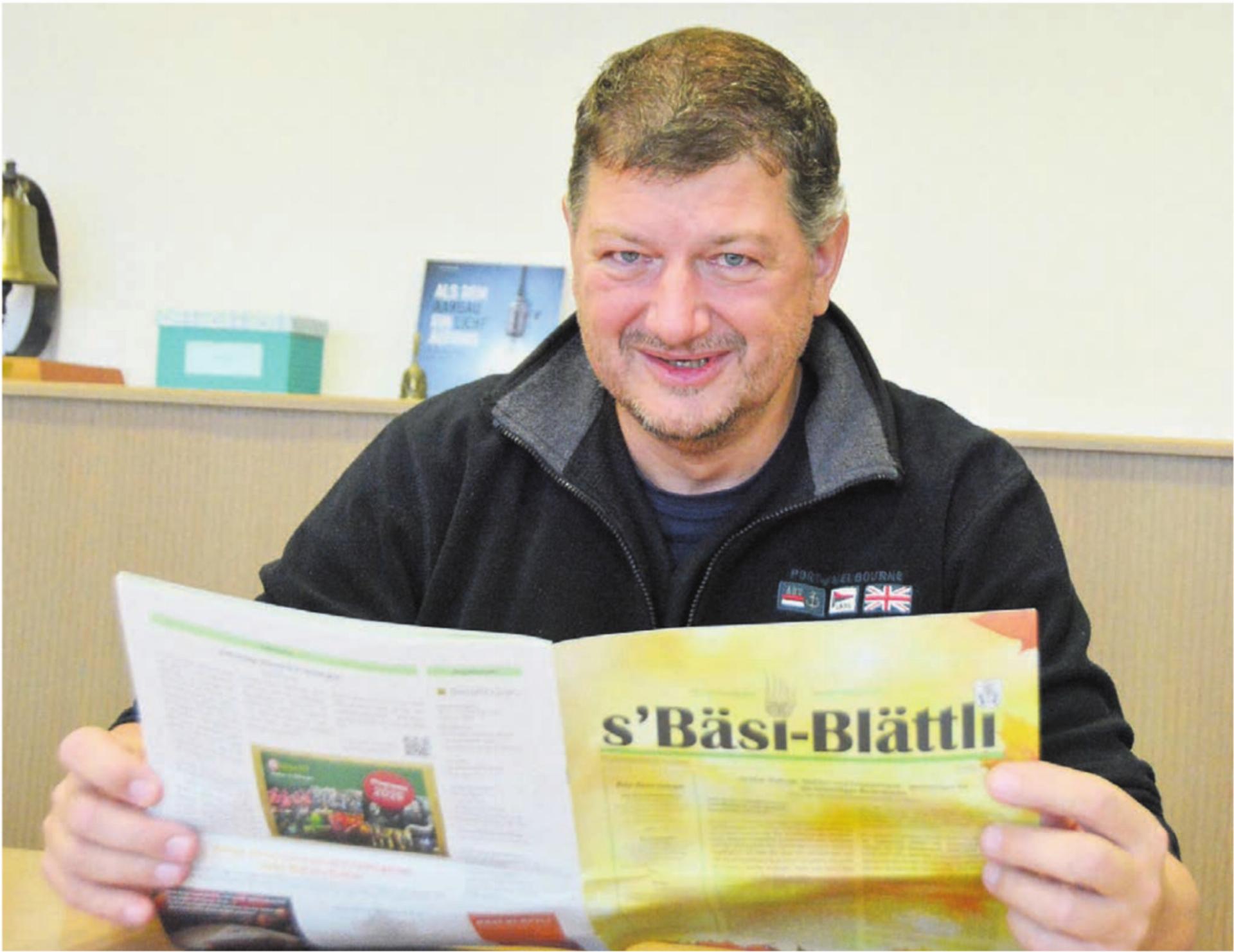 Gemeindeammann Mario Räber mit der aktuellen und vielleicht zweitletzten Ausgabe des «Bäsi-Blättli». Bild: Annemarie Keusch - Das Bild wird blockiert. – Möglicherweise durch einen aktiven Adblocker.