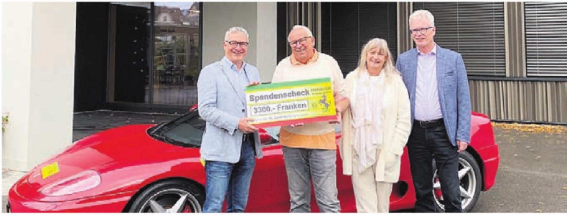 Die St. Josef-Stiftung freut sich über einen Spendenscheck. Bild: zg - Das Bild wird blockiert. – Möglicherweise durch einen aktiven Adblocker.