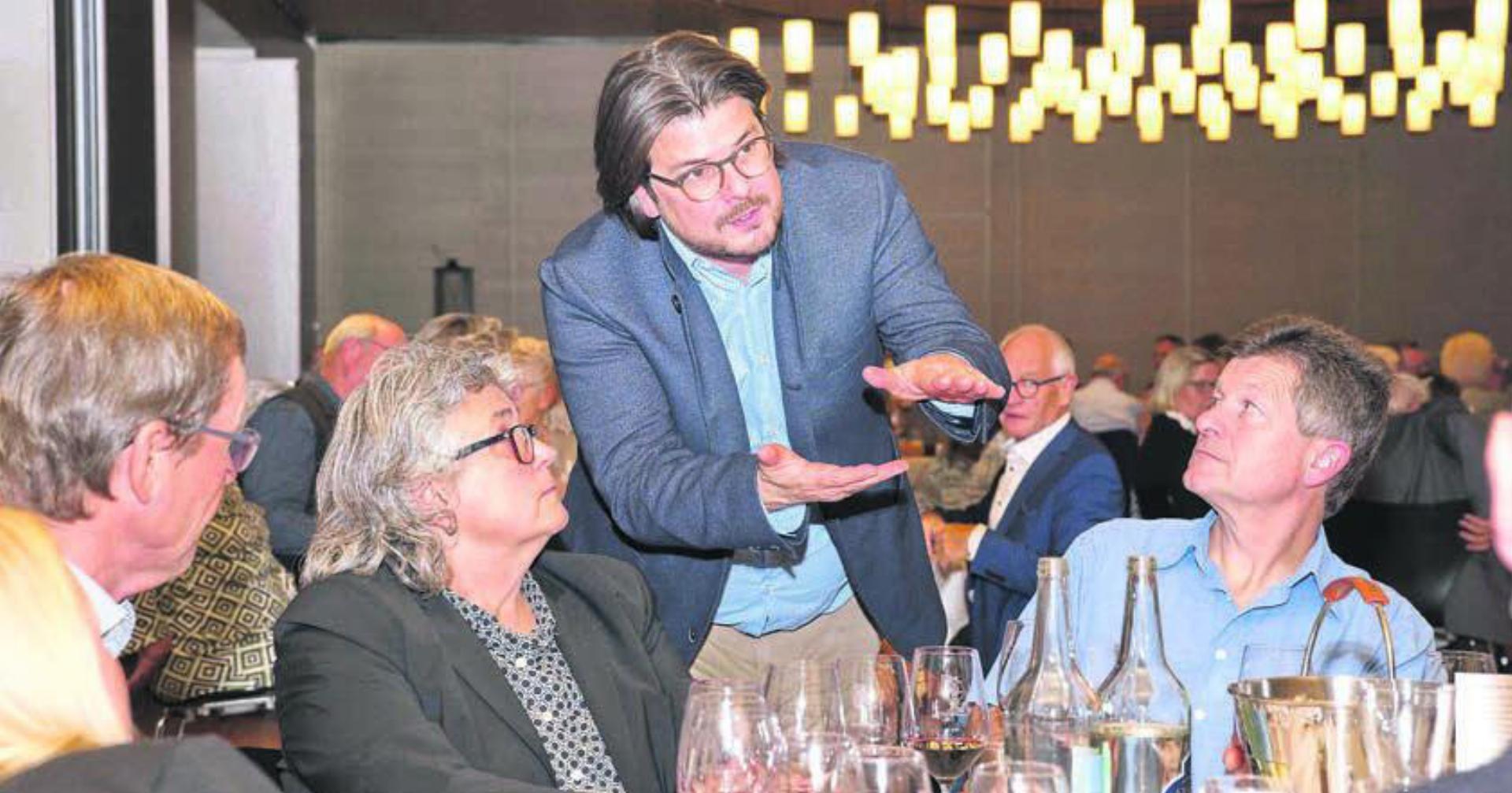 Referent Cedric Jenni, Verkaufschef für Europa und Asien von «Hess-Collection Winery», diskutiert angeregt mit Gästen.