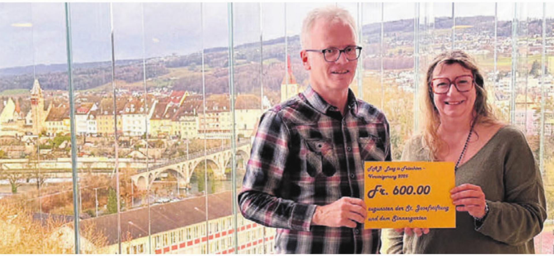 Peter Annen von der St. Josef-Stiftung nimmt den Scheck von FAB-Präsidentin Biggi Winteler entgegen. Bild: zg - Das Bild wird blockiert. – Möglicherweise durch einen aktiven Adblocker.