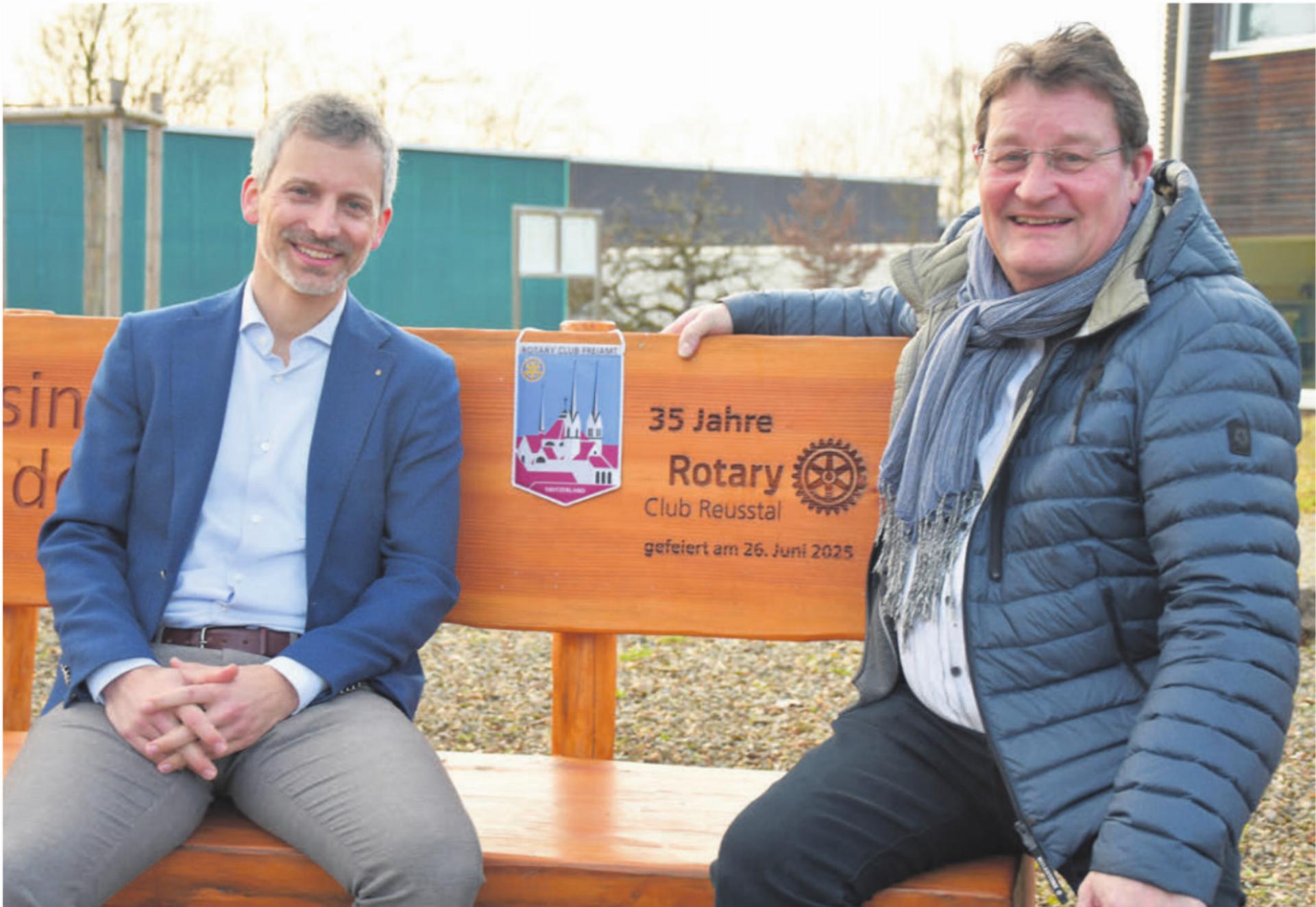 Der richtige Platz für zwei Präsidenten, die Holzbank zum 35-Jahr-Jubiläum des Rotary Clubs Reusstal im Kanti-Areal: Matthias Angst (links, Rotary Club Reusstal) und Max Knoblauch (Rotary Club Freiamt). Bild: Daniel Marti - Das Bild wird blockiert. – Möglicherweise durch einen aktiven Adblocker.