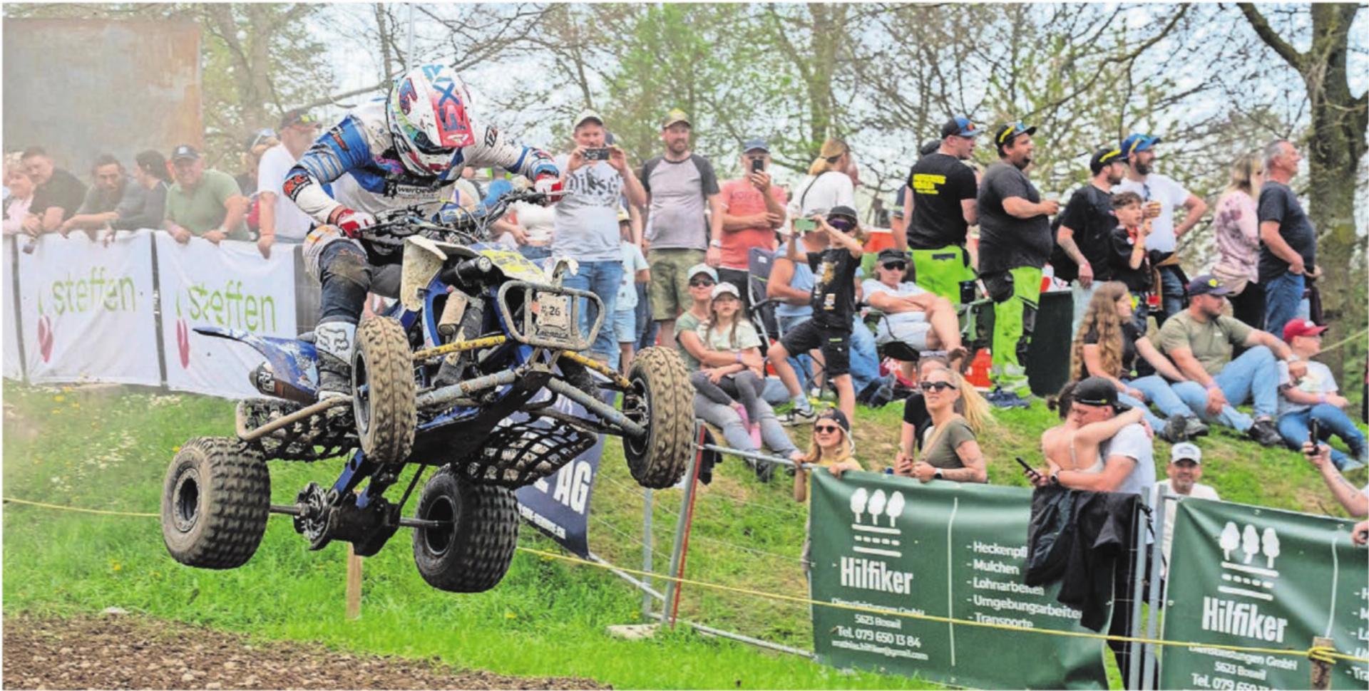 Ein Quad-Sprung an den Köpfen Dutzender Besucher vorbei. Die Show ist für die Zuschauer teilweise zum Greifen nah. Bild: Stefan Hotz - Das Bild wird blockiert. – Möglicherweise durch einen aktiven Adblocker.