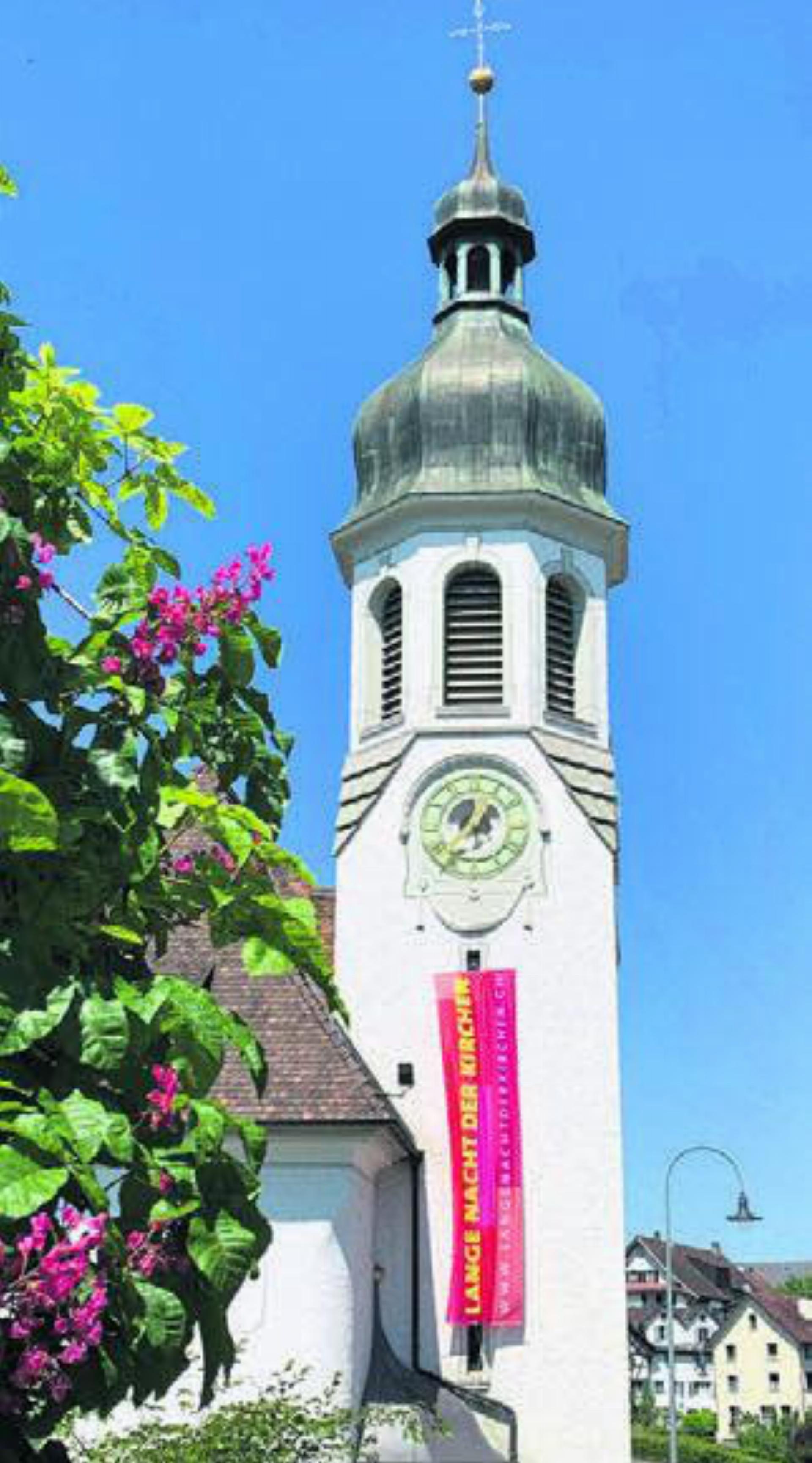 Festlich geschmückt: der Kirchturm in Jonen. Bild: zg
