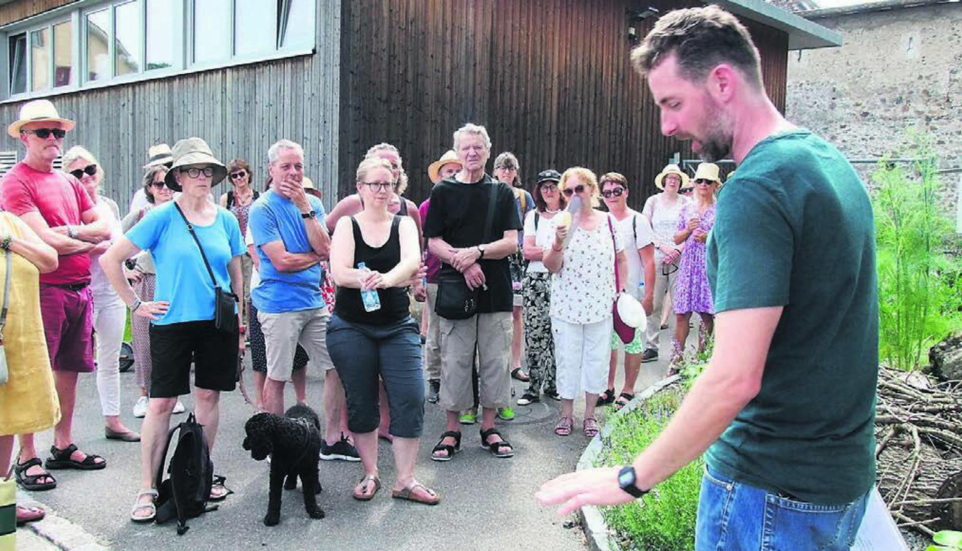 Beim Werkhof erklärt Oliver Burgunder, dass auch auf kleinen Flächen viel für die Natur getan werden kann. Bild: Bernadette Oswald