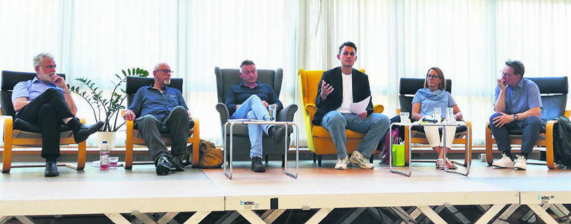 Die Experten sprechen über den Umgang mit Krisen im Zusammenhang mit dem tragischen Ereignis in Berikon: (v. l.) Johannes Gerber, Peter Kriemler, Kurt Mayer, Simon Zehnder (Moderation), Eveline Urech Wieser und Urs Braun. Bild: Sabrina Salm