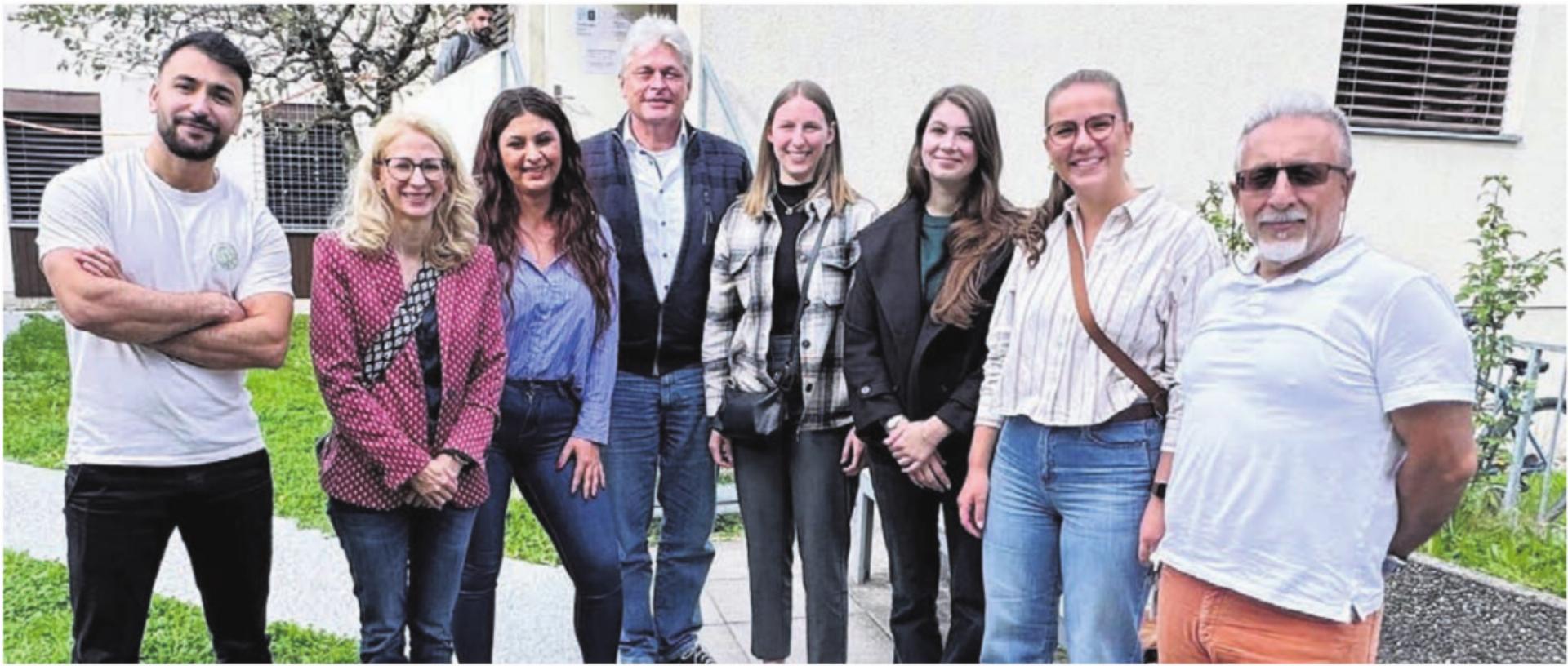 Sie trafen sich im Kantonalen Erstaufnahmezentrum: (v. l.) Sayed Nabizadeh (Betreuer), Gemeinderätin Esther Werthmüller, Tamara Kitanovic (für Eggenwil zuständige Sachbearbeiterin), Gemeindeschreiber Walter Bürgi, Leiterin Finanzen und Gemeindeschreiber-Stellvertreterin Vanessa Villars, Berufslernende Kauffrau Kezia Villiger, Leiterin Einwohnerdienste und Soziale Dienste Rahel Wismer sowie Johannes Uz (Betreuer). Bild: zg - Das Bild wird blockiert. – Möglicherweise durch einen aktiven Adblocker.