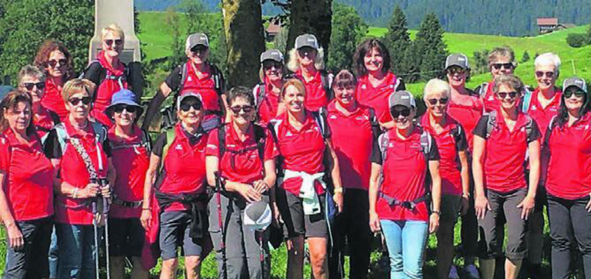 Alle lächeln: Die Bremgarter Frauenriege posiert auf dem gelungenen Ausflug.