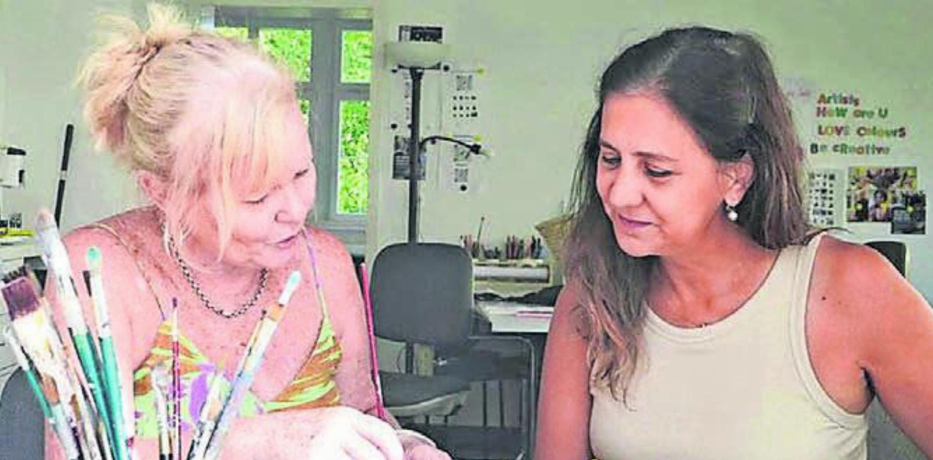 Ein eigenes Aquarell malen? Die beiden Wohler Künstlerinnen Marcela Herzig (links) und Théa Prado machen es möglich. Bild: zg