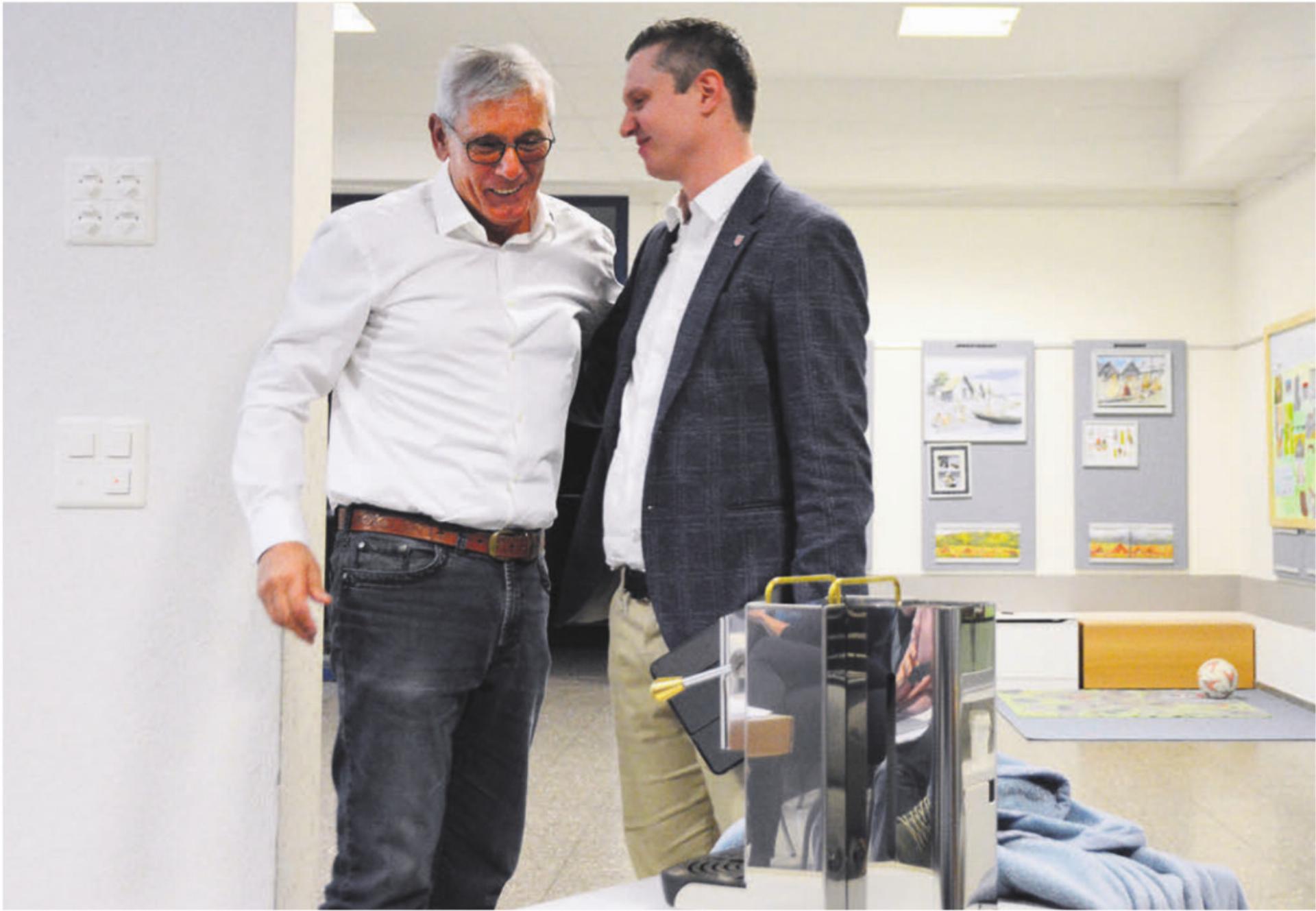 Während die Stimmung vorher mehrmals zu kippen drohte, gingen am Schluss alle mit Gemeindeschreiber Lukas Isler (rechts) einig: Gian Carlo Silvestri hat für die lange Zeit als Ammann Dank verdient. Bild: Annemarie Keusch - Das Bild wird blockiert. – Möglicherweise durch einen aktiven Adblocker.