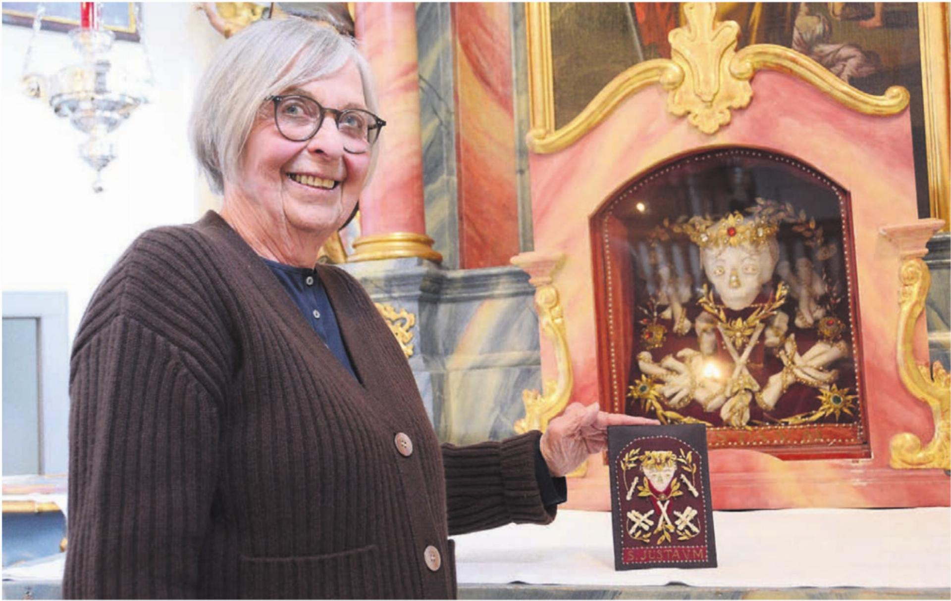 Original und Abbild: Extra für die Ausstellung im Reusspark hat Regula Schneider ein Breverl hergestellt, welches auf die in der Klosterkirche aufbewahrten Reliquien der heiligen Justa Bezug nimmt. Bild: Chregi Hansen - Das Bild wird blockiert. – Möglicherweise durch einen aktiven Adblocker.