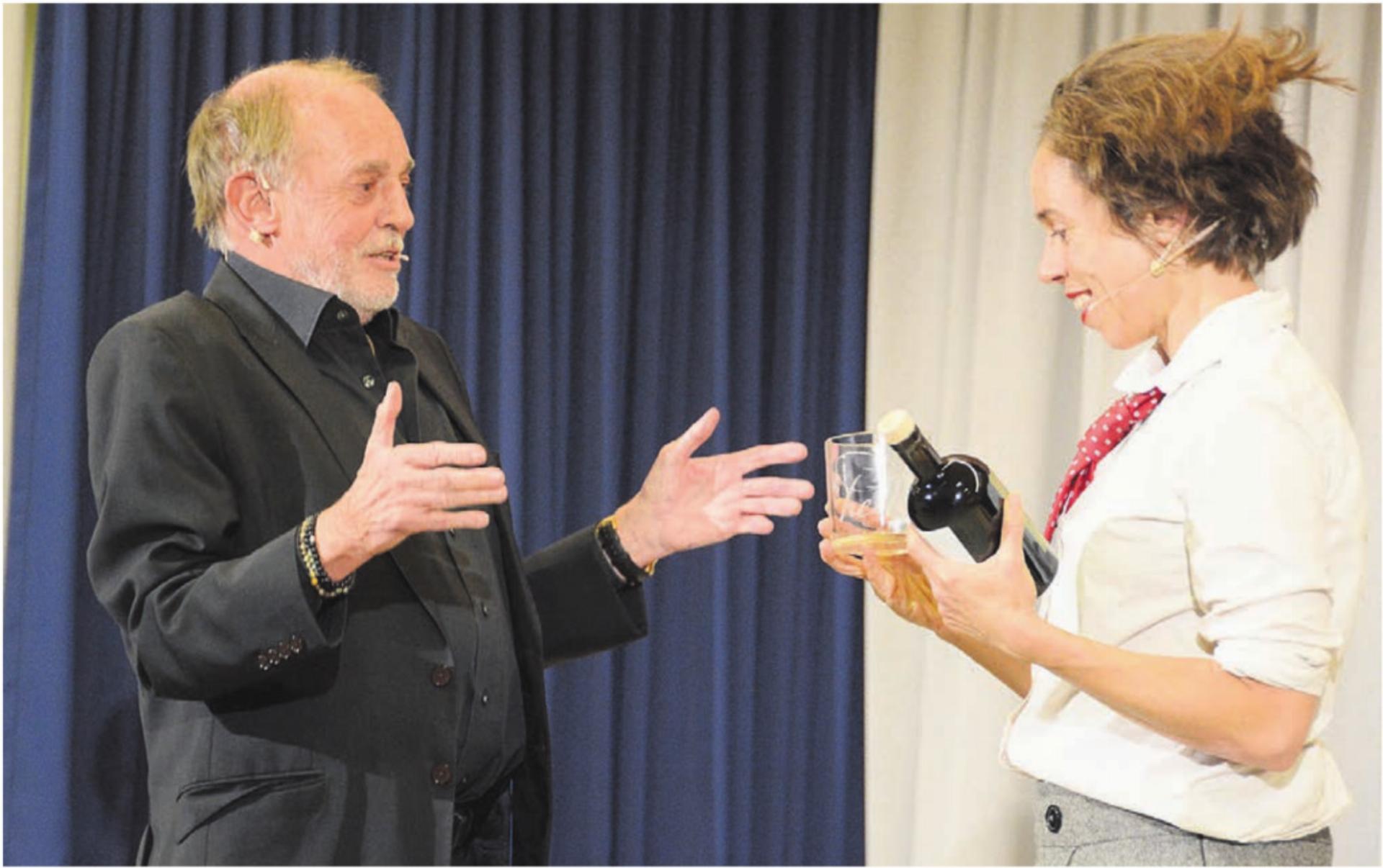 Direktor Urs Bosisio bedankt sich bei Judith Bach alias Claire alleene für den gelungenen Auftritt. Mit ihrem musikalischen Kabarett hat Bach den Neujahrsapéro bereichert. Bild: Chregi Hansen - Das Bild wird blockiert. – Möglicherweise durch einen aktiven Adblocker.