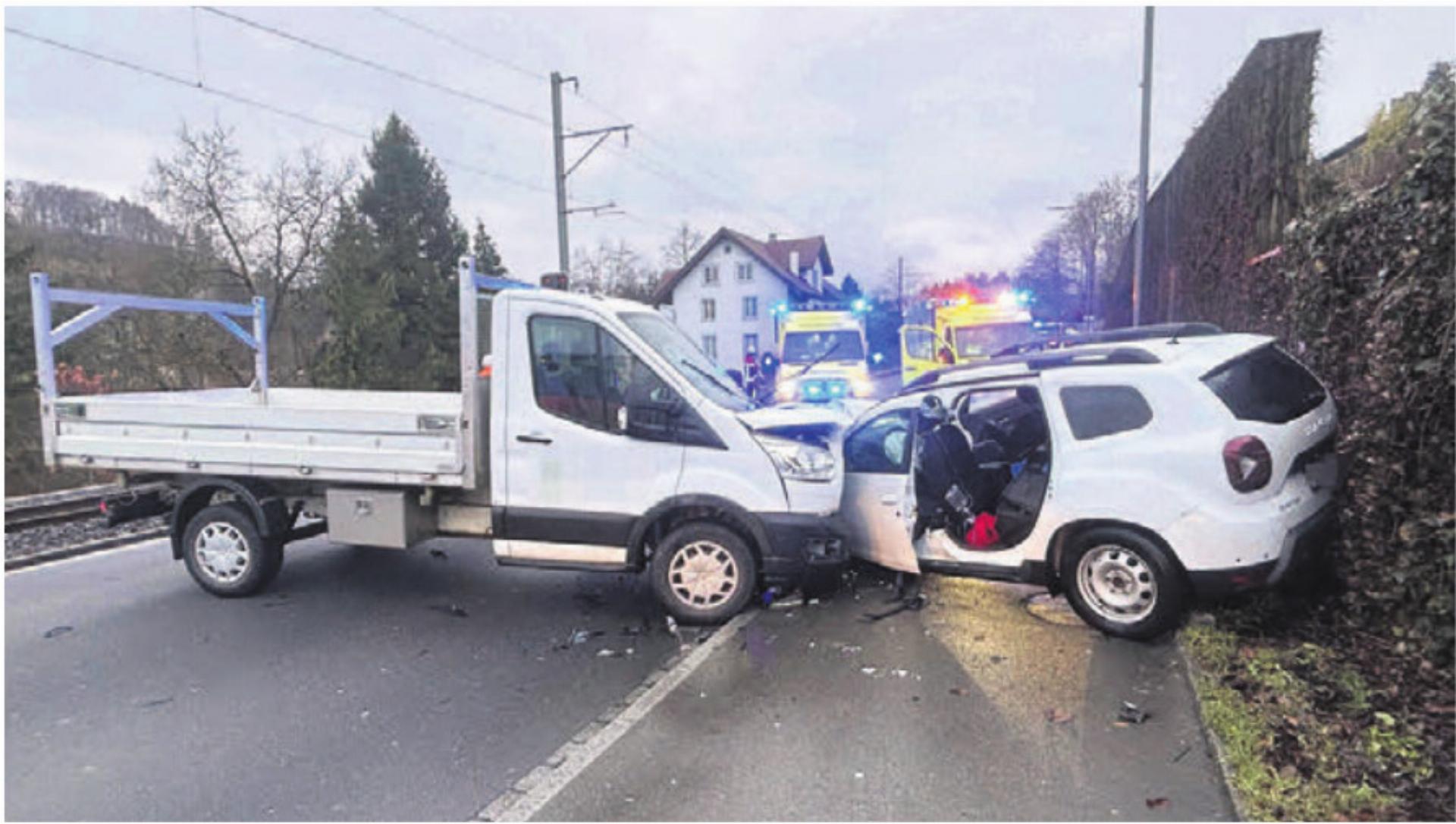 Der gestohlene Lieferwagen fuhr in einen Personenwagen. Bild: pz - Das Bild wird blockiert. – Möglicherweise durch einen aktiven Adblocker.
