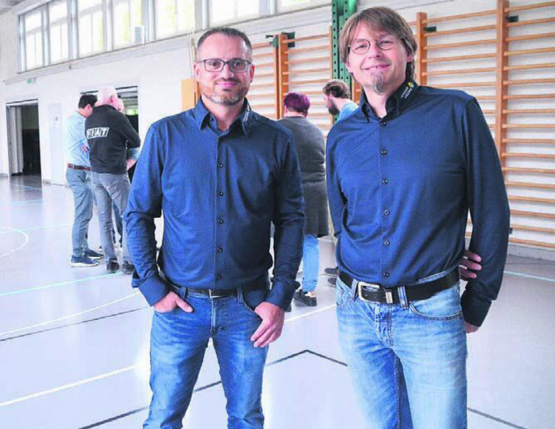 Gemeindeammann Werner Trottmann (rechts) und Gemeinderat Beat Gloor empfingen zur Infoveranstaltung zur Strassensanierung. Bild: tst