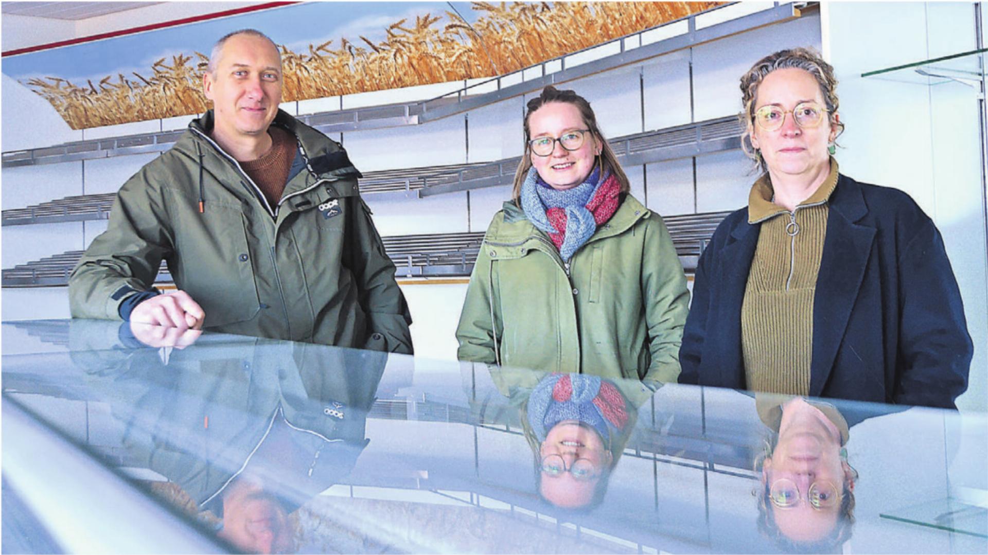 Ein Drittel der Kerngruppe im ehemaligen Bäckerei-Verkaufsladen, von links: Jan Illing, Lea Küng und Regula Marthaler. Bild: Annemarie Keusch